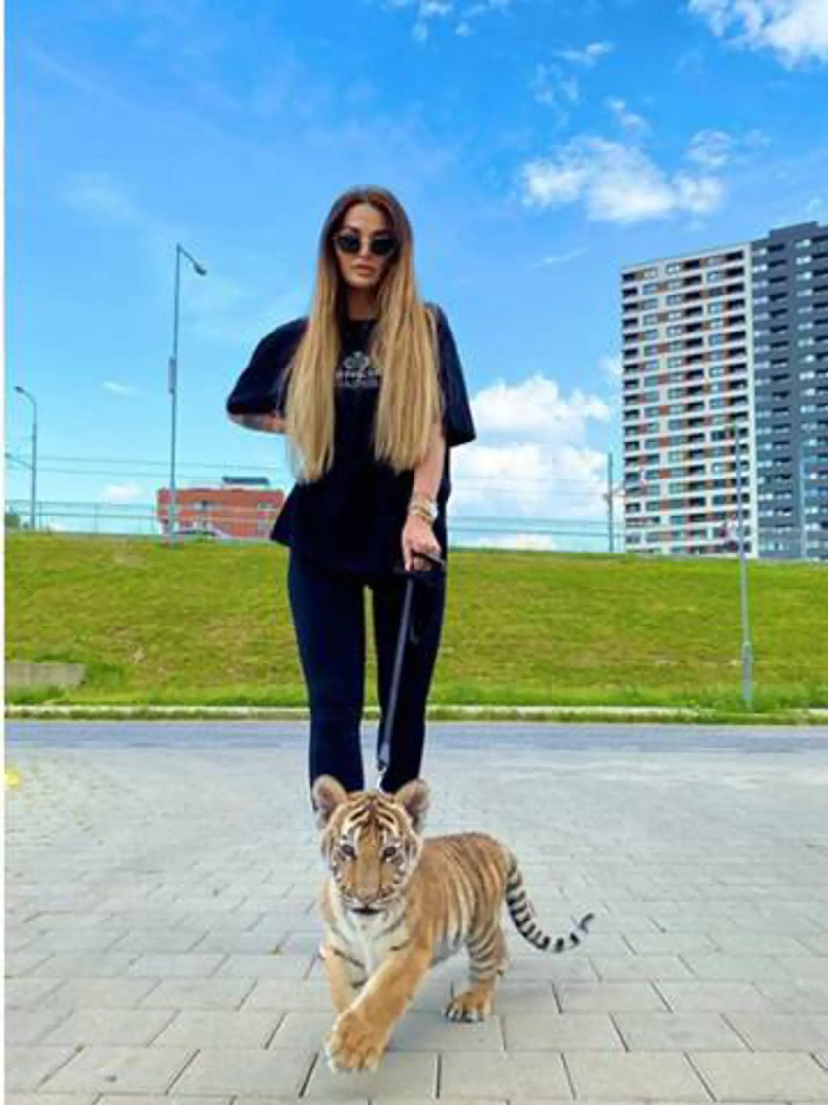 PRIŤAHUJE POZORNOSŤ Zuzana Plačková urobí všetko pre to, aby mala na Instagrame vysokú sledovanosť. Tak prečo nevyvetrať medzi panelákmi malé tigríča.