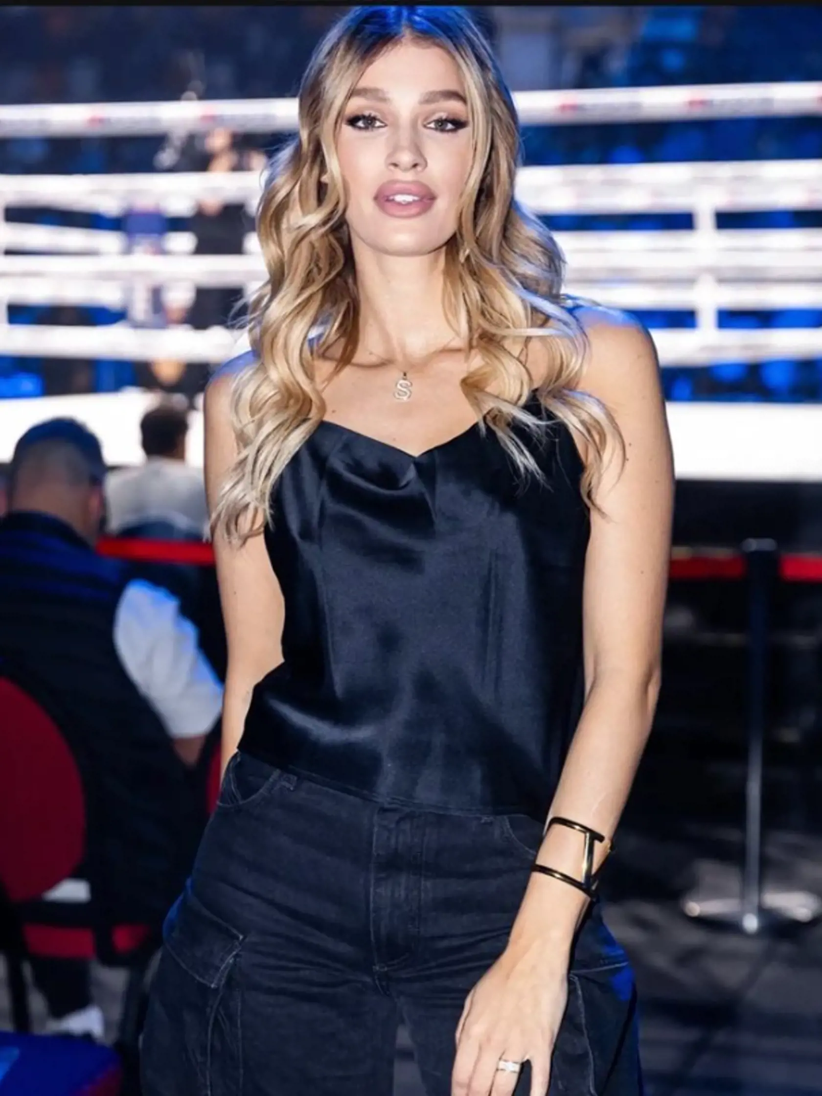 Jasmina v dramatickej čiernej.