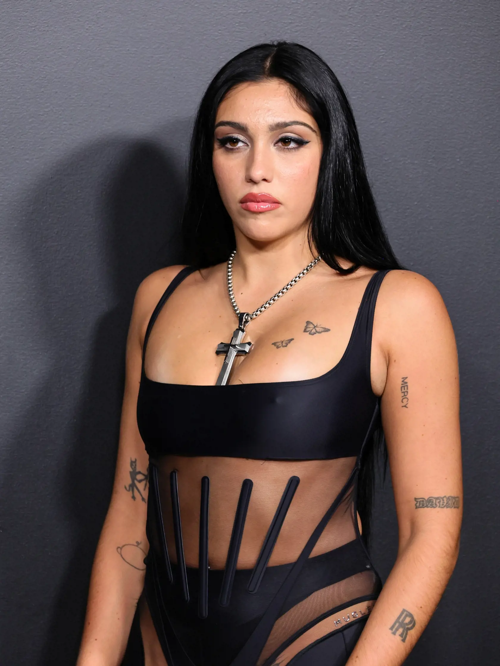 Na červenom koberci sa všetky pohľady stáčali na dvadsaťšesť ročnú dcéru kráľovnej popu Madonny, Lourdes Leon, ktorá sa na svoju slávnu mamu podobá nielen vzhľadom.
