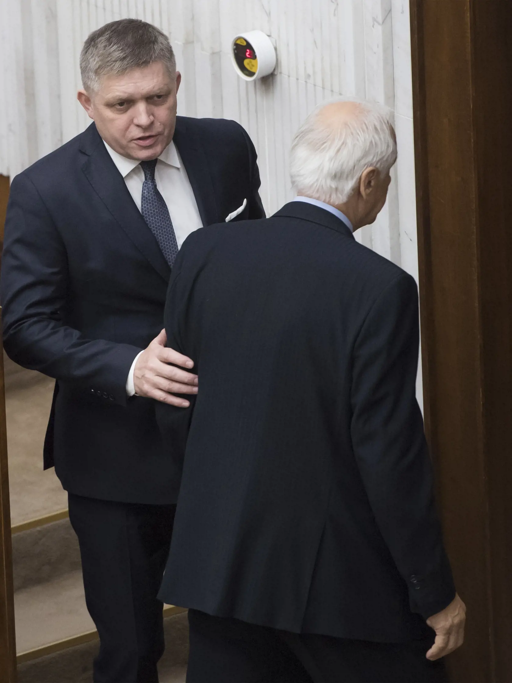 Na snímke poslanec parlamentu SR Robert Fico (SMER-SD) zvoláva svojich straníckych poslancov, aby opustili rokovaciu sálu počas 53. schôdze NR SR 3. decembra 2019 v Bratislave. FOTO TASR - Martin Baumann