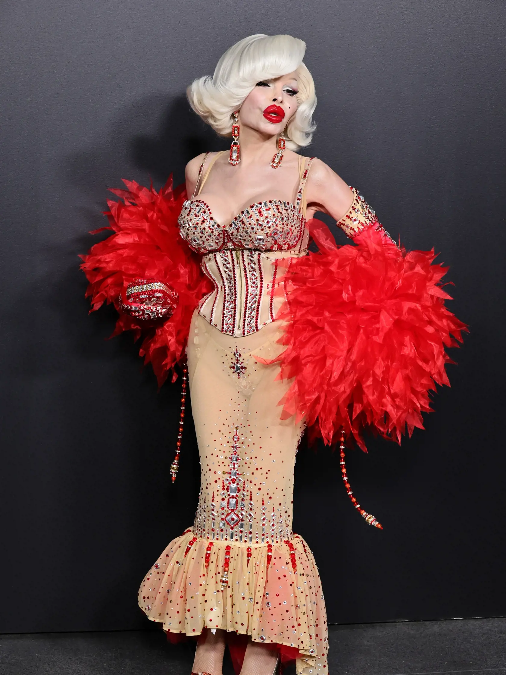 Modelka Amanda Lepore upútala pozornosť jej účesom na štýl Marilyn Monroe a gigantickými rukávmi.