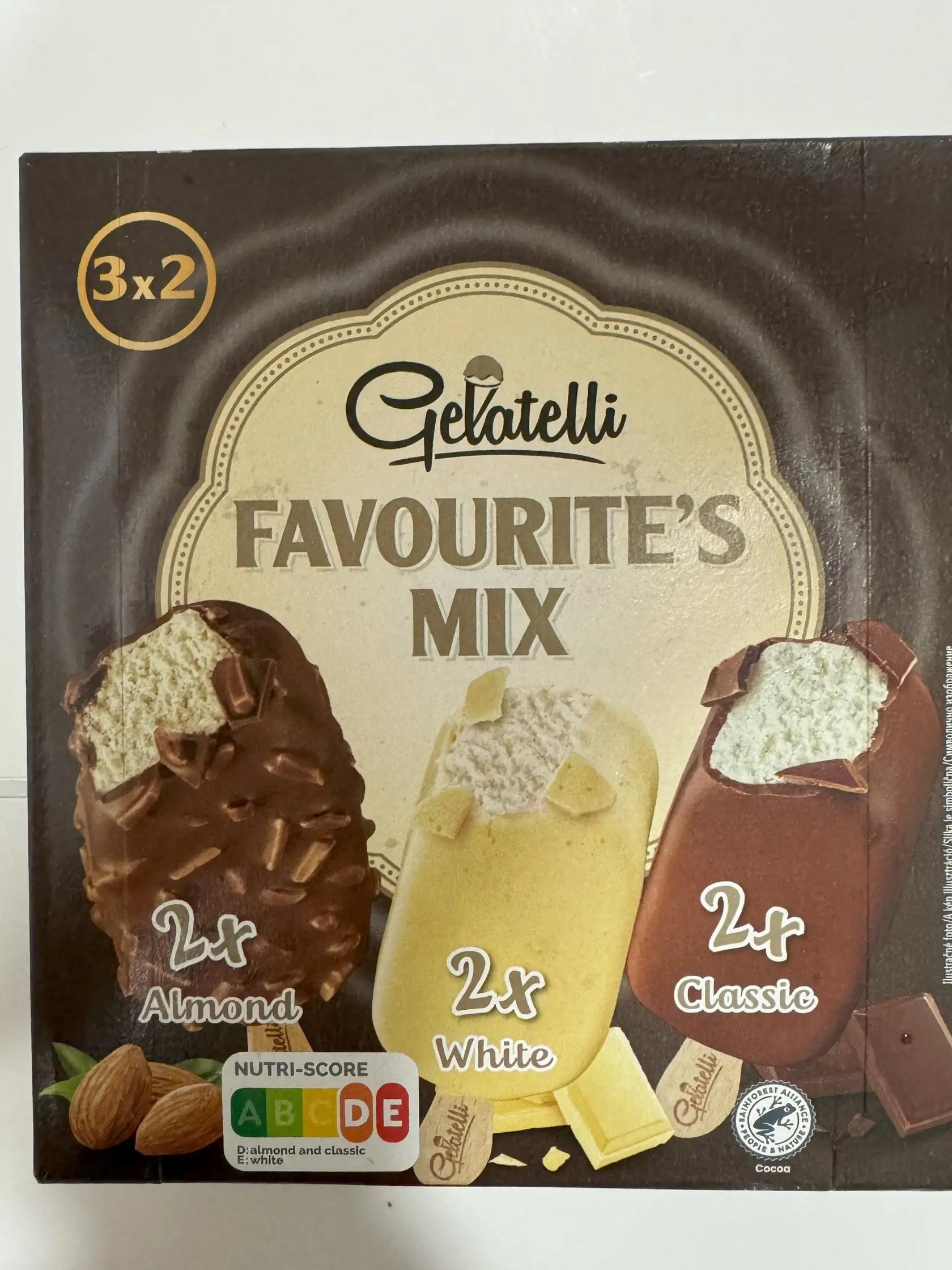 11. Gelatelli 0,75 € = Podobné zloženie ako u niektorých predošlých nanukov (mlieko, cukor, srvátka, kakaové maslo, kakaová hmota, éčka) obohatené o kúsky mandlí a mletý vanilkový struk. Zdravotne nijako neprospeje.