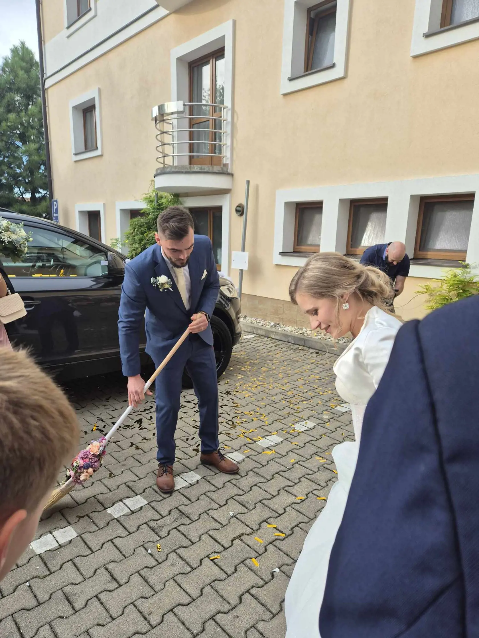 Keďže všetko prebiehalo podľa plánu - tradičné rozbíjanie tanierov, prípitok a prvý tanec, nič nenasvedčovalo tomu, že sa ich krásny deň zmení na jedno veľké sklamanie.
