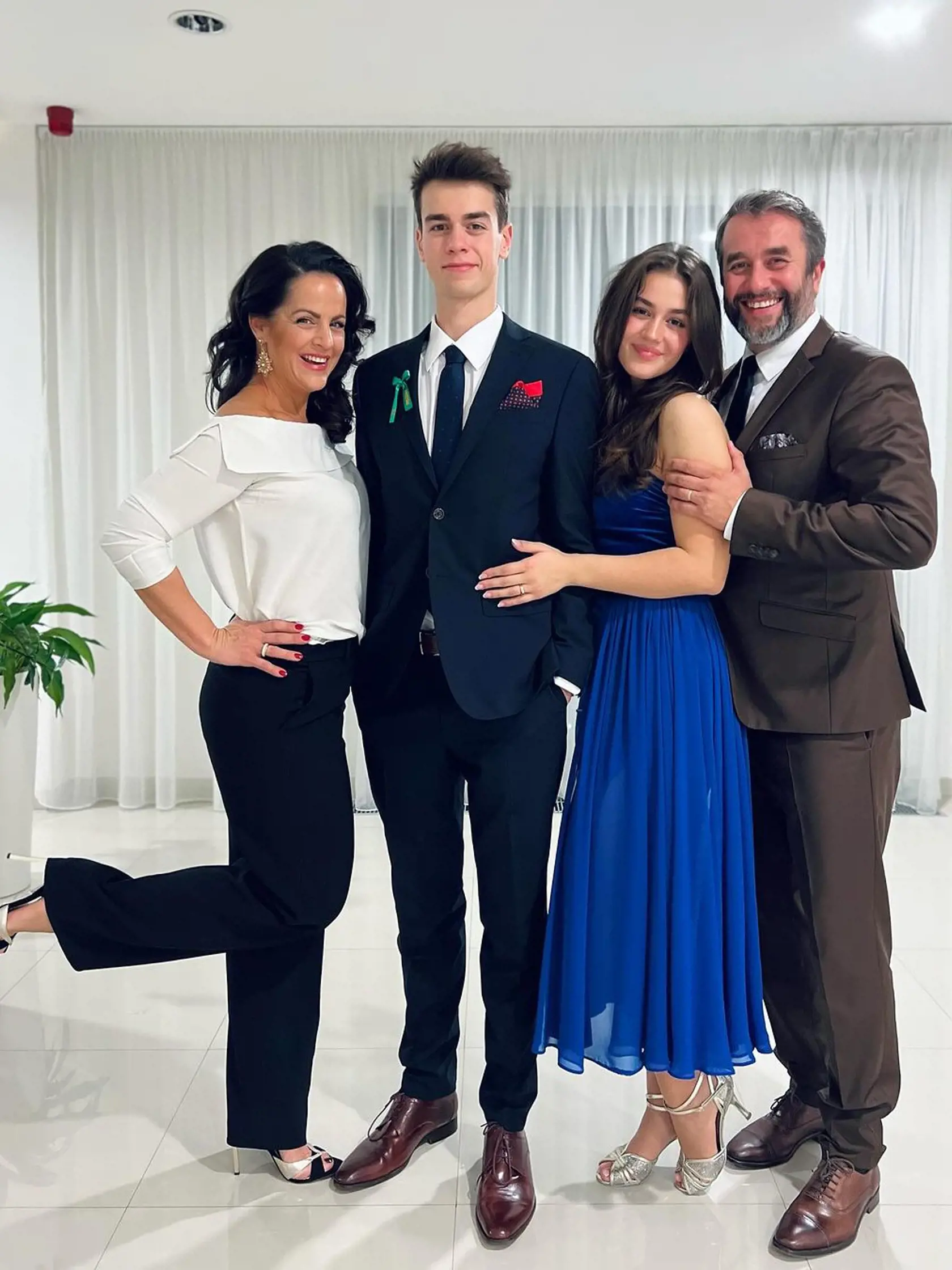 Maturant Kristián Kobielsky s rodičmi a mladšou sestrou Klárou