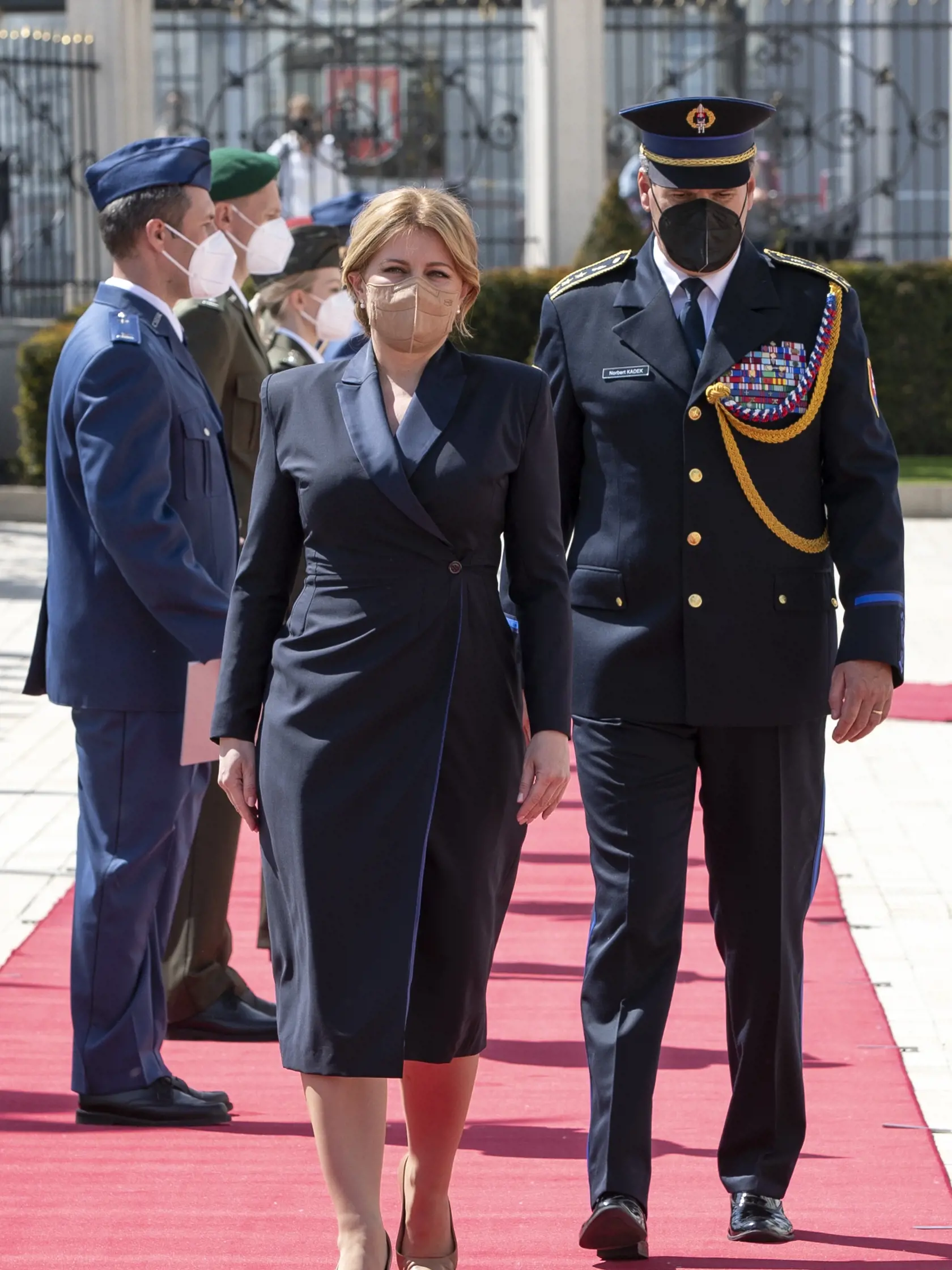 Prezidentka SR Zuzana Čaputová udelila medaily vojačkám a vojakom, ktorí sa vyzmanenali vynaloženým úsilím počas pandémie koronavírusu Covid - 19.