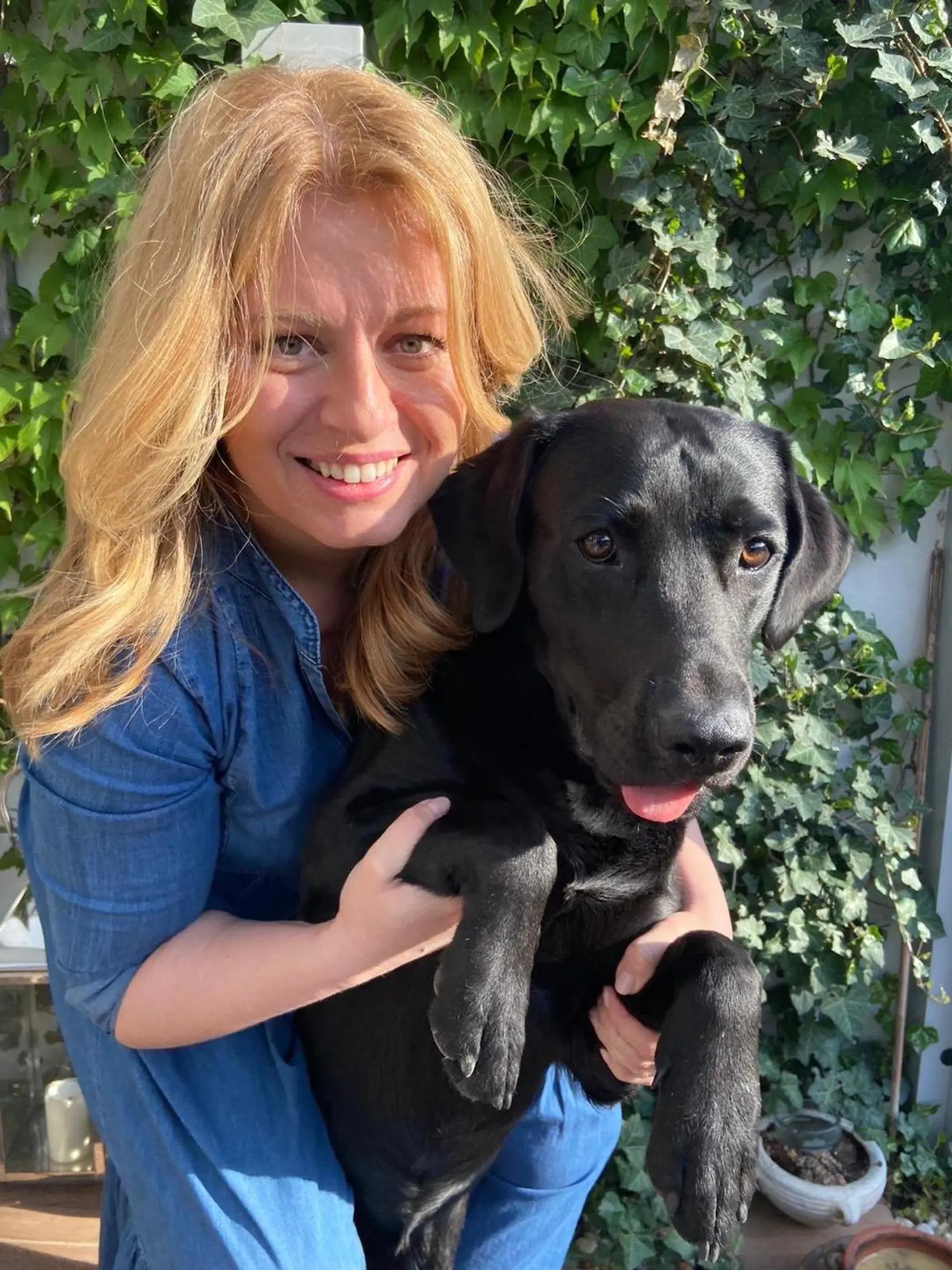 Najmladší člen domácnosti prezidentky Zuzany Čaputovej totiž dnes oslavuje prvé narodeniny. „Je to naše vždy dobre naladené zlatíčko,“ opísala povahu čierneho labradora Leona.