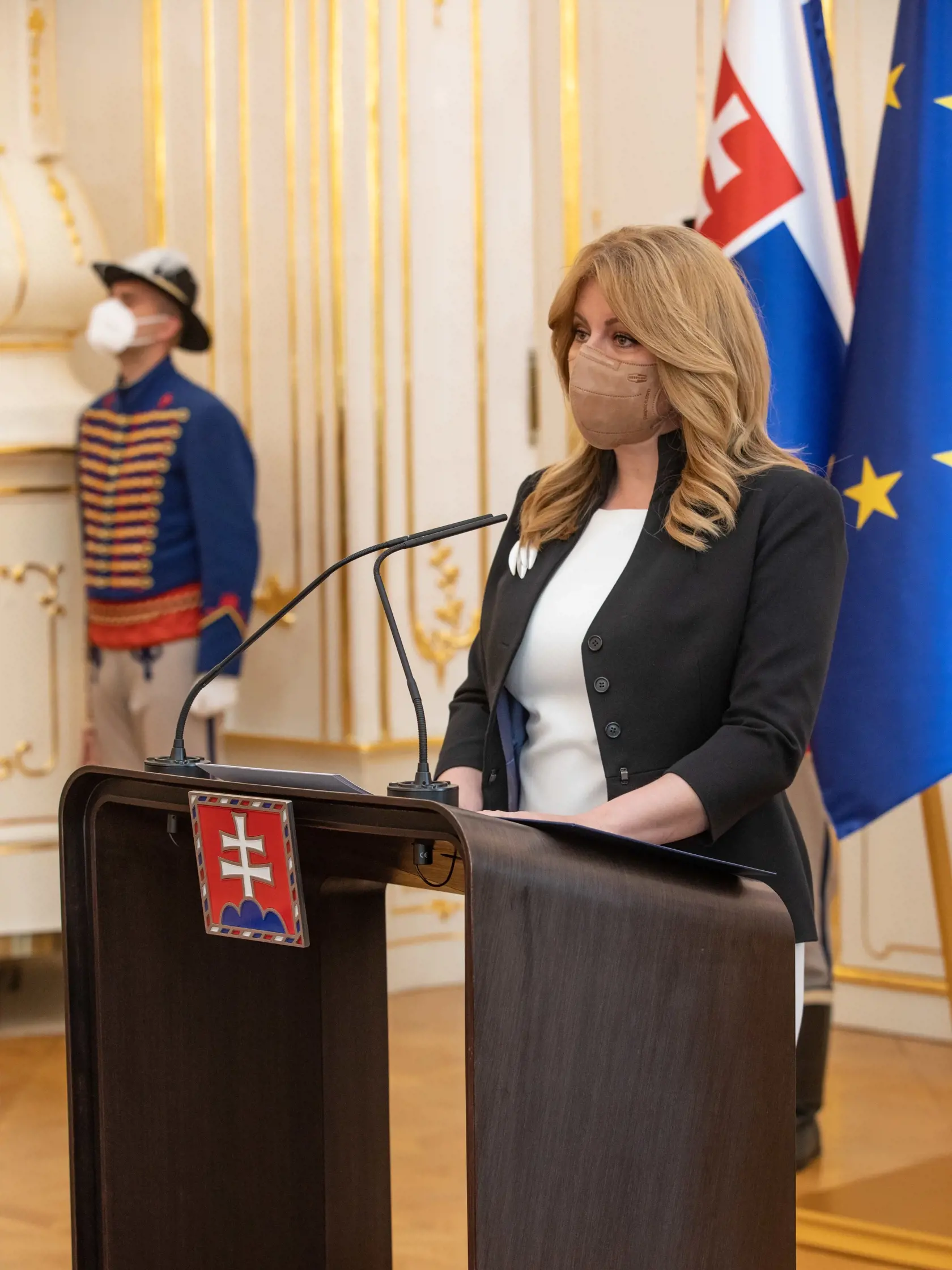 Na snímke je vymenovanie predsedu Najvyššieho správneho súdu SR Pavla Naďa  prezidentkou SR Zuzanou Čaputovou.
