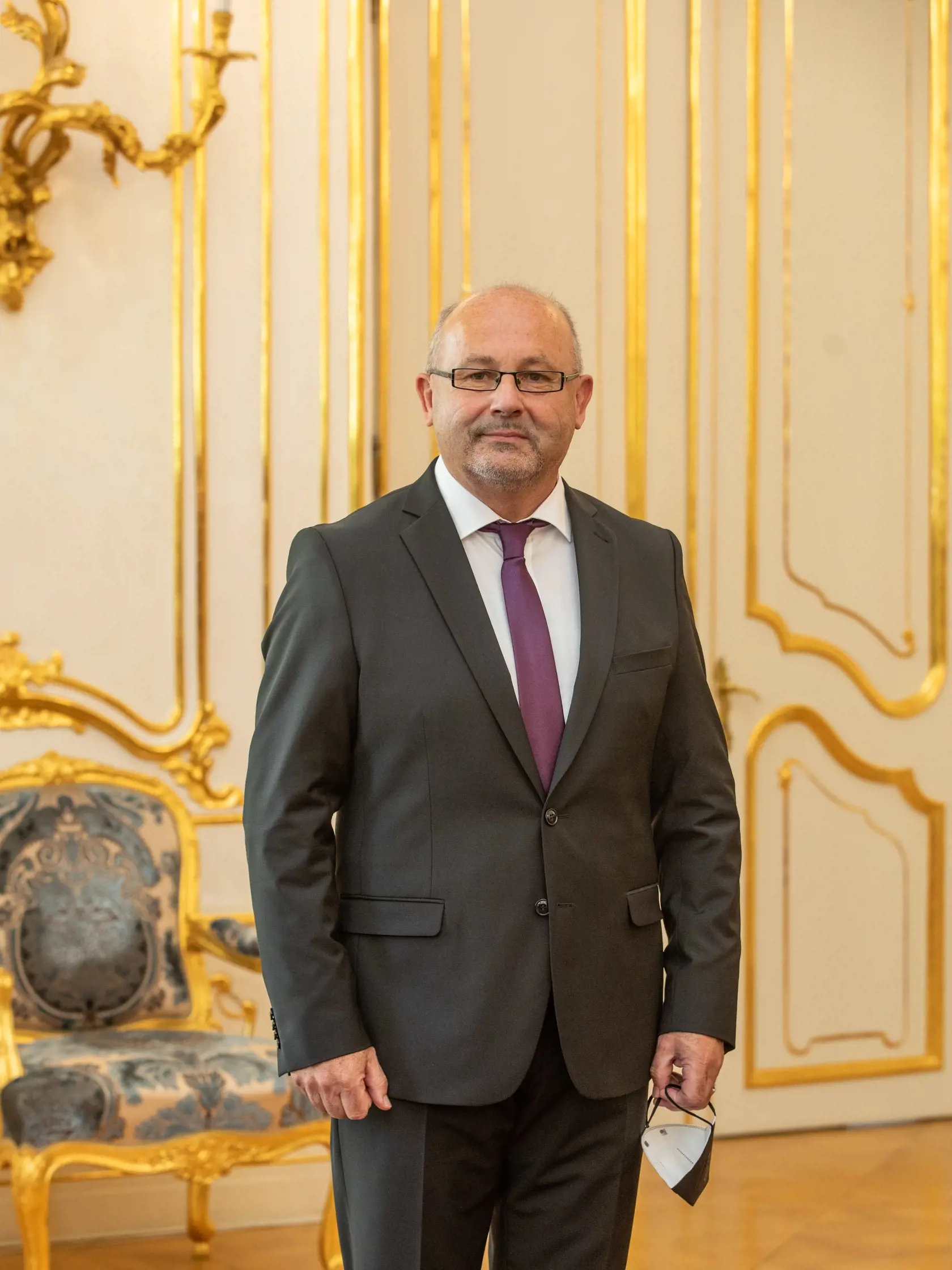 Na snímke je vymenovanie predsedu Najvyššieho správneho súdu SR Pavla Naďa  prezidentkou SR Zuzanou Čaputovou.