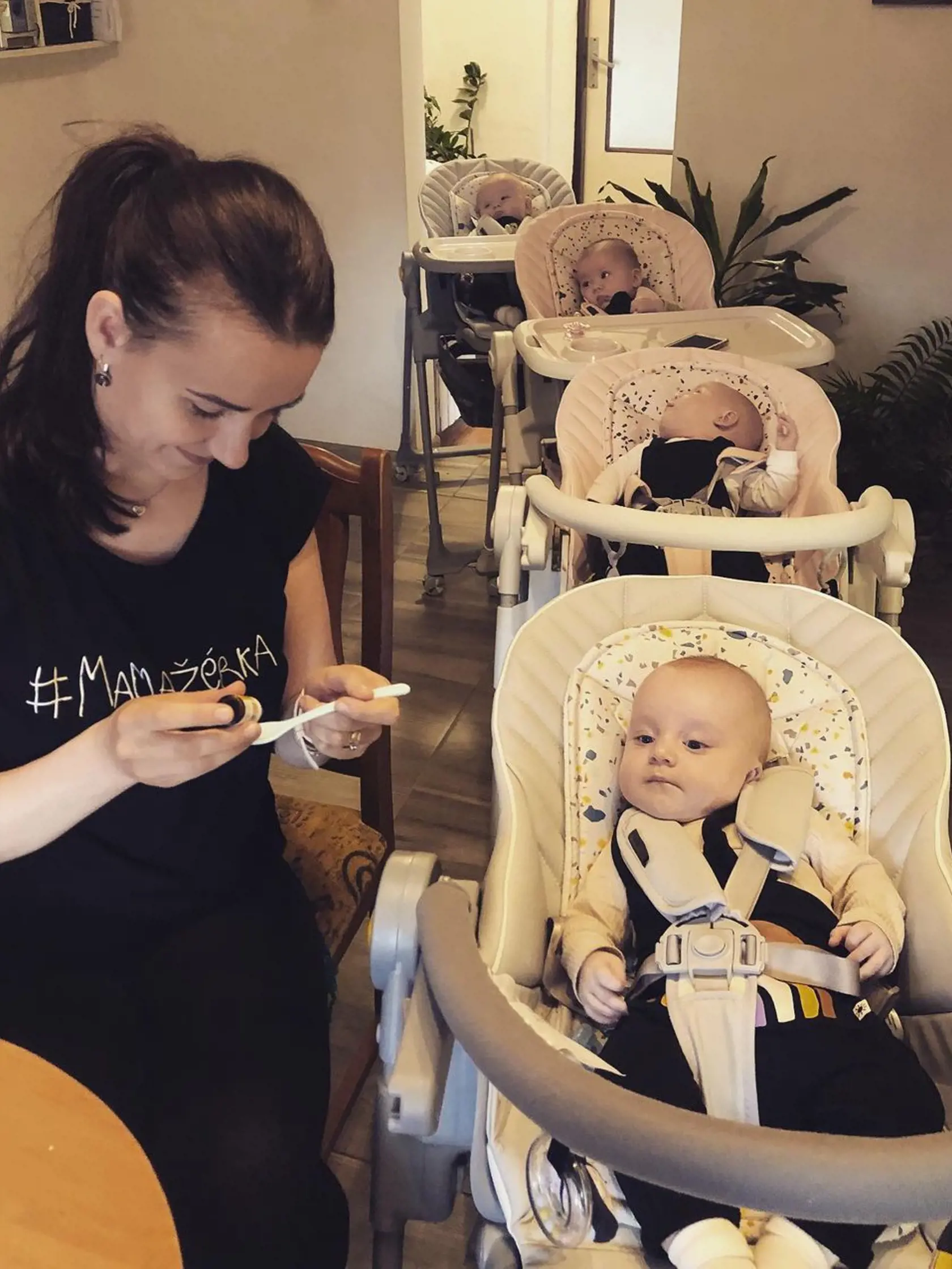 Šťastná mama si užíva materskú dovolenku plnými dúškami.  (archívne foto)