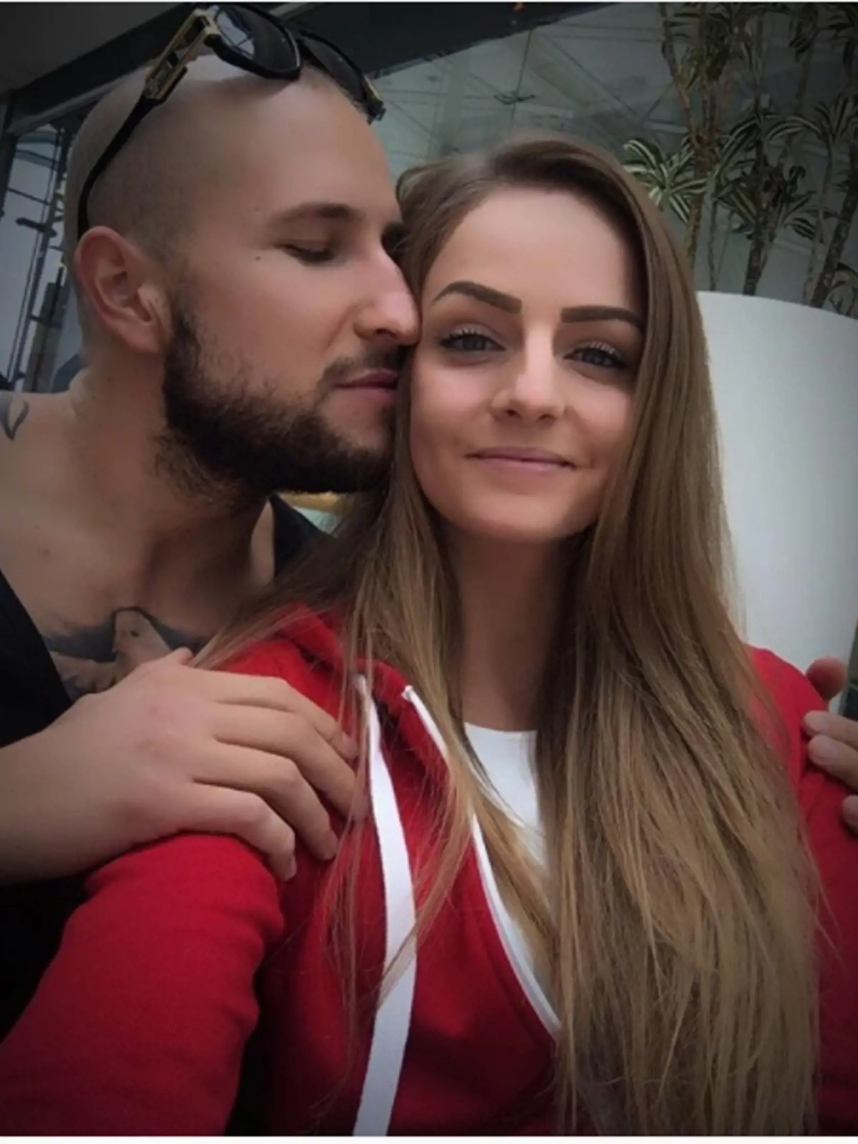 Zaľúbený pohľad pri póze s exfarmárom Romanom.