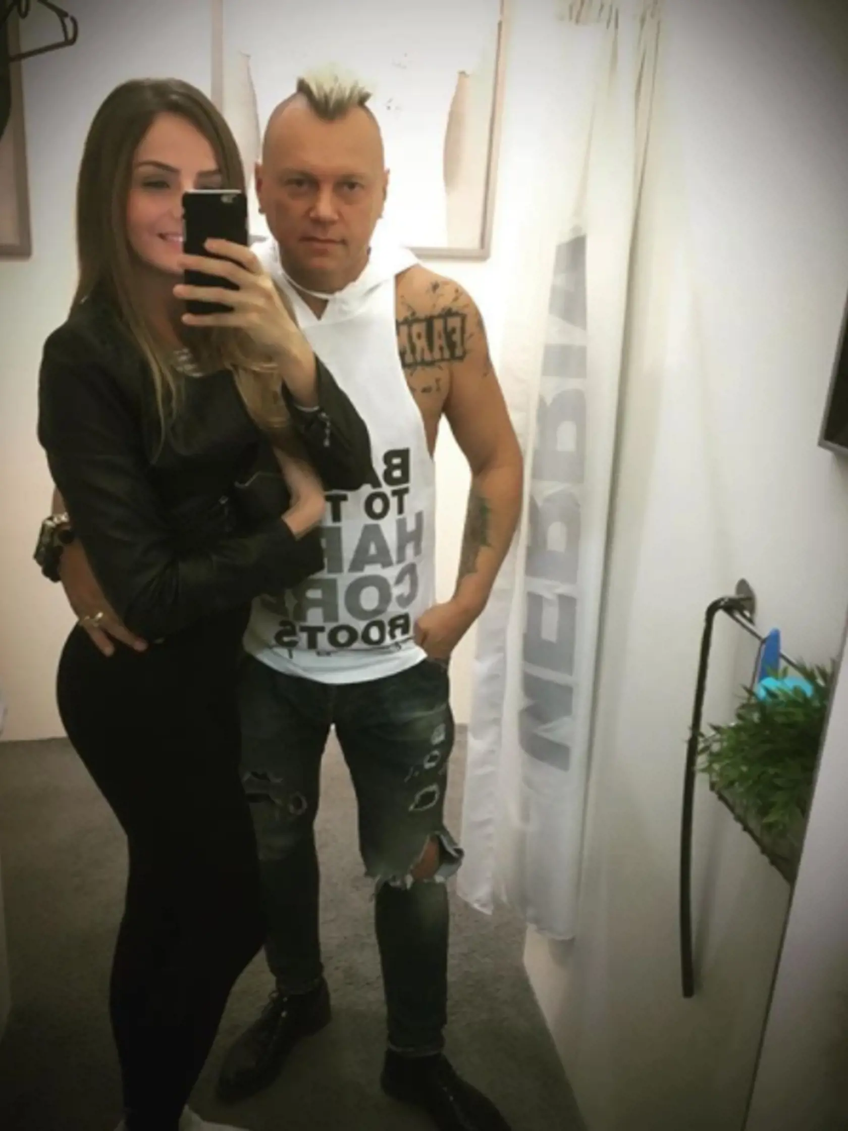 Janovi sa mladá fitneska evidentne páči.