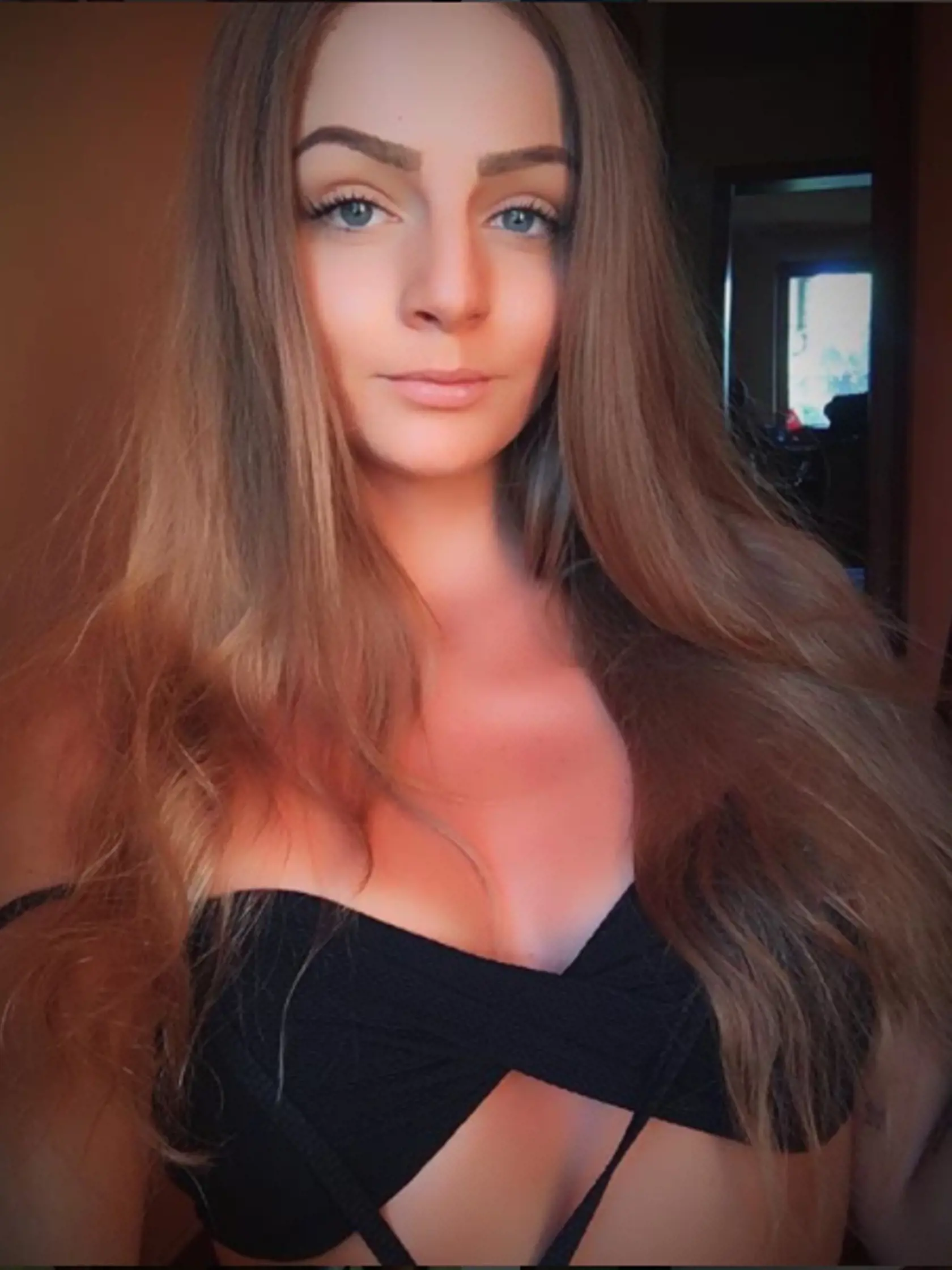 Pri pohľade na dráždivé fotky bývalej farmárky je jasné, prečo sa chlapi okolo nej točia.