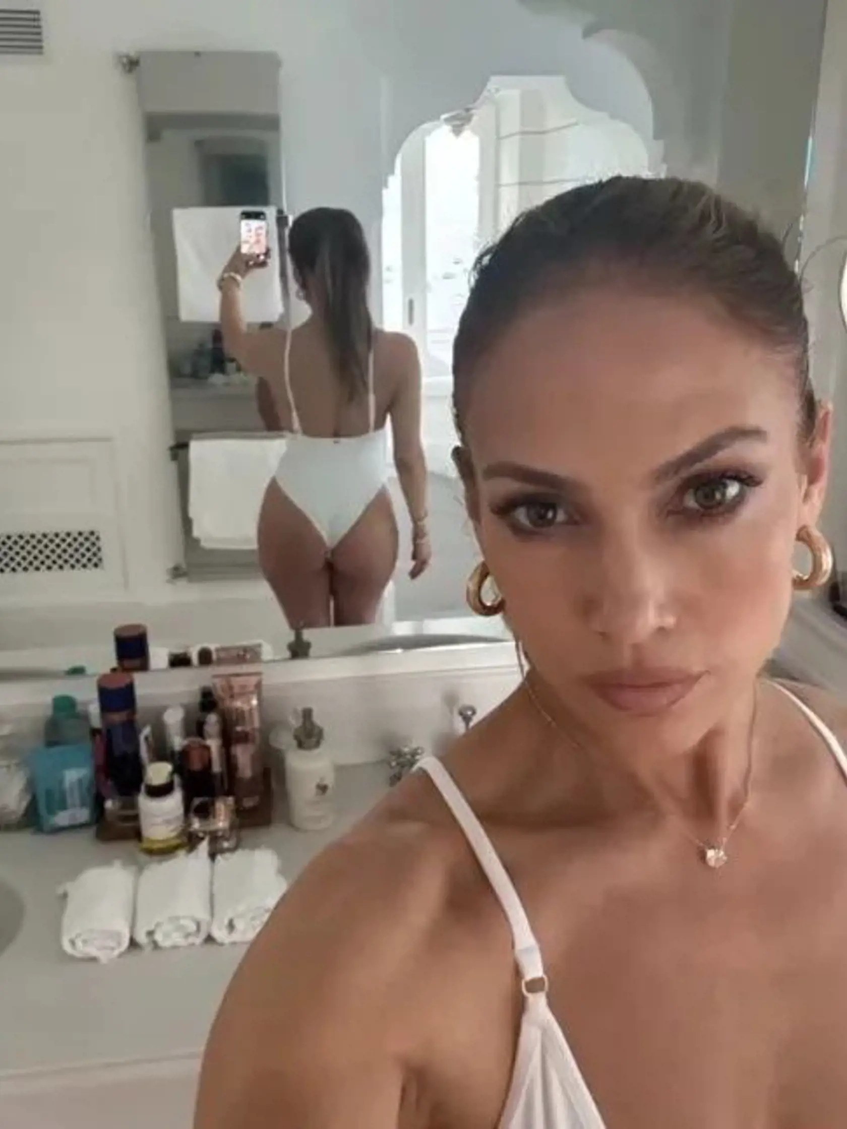 Jennifer Lopez zverejnila po prevalení rozvodu na sociálnej sieti odvážne fotky s odkazom: Oh, to bolo leto.