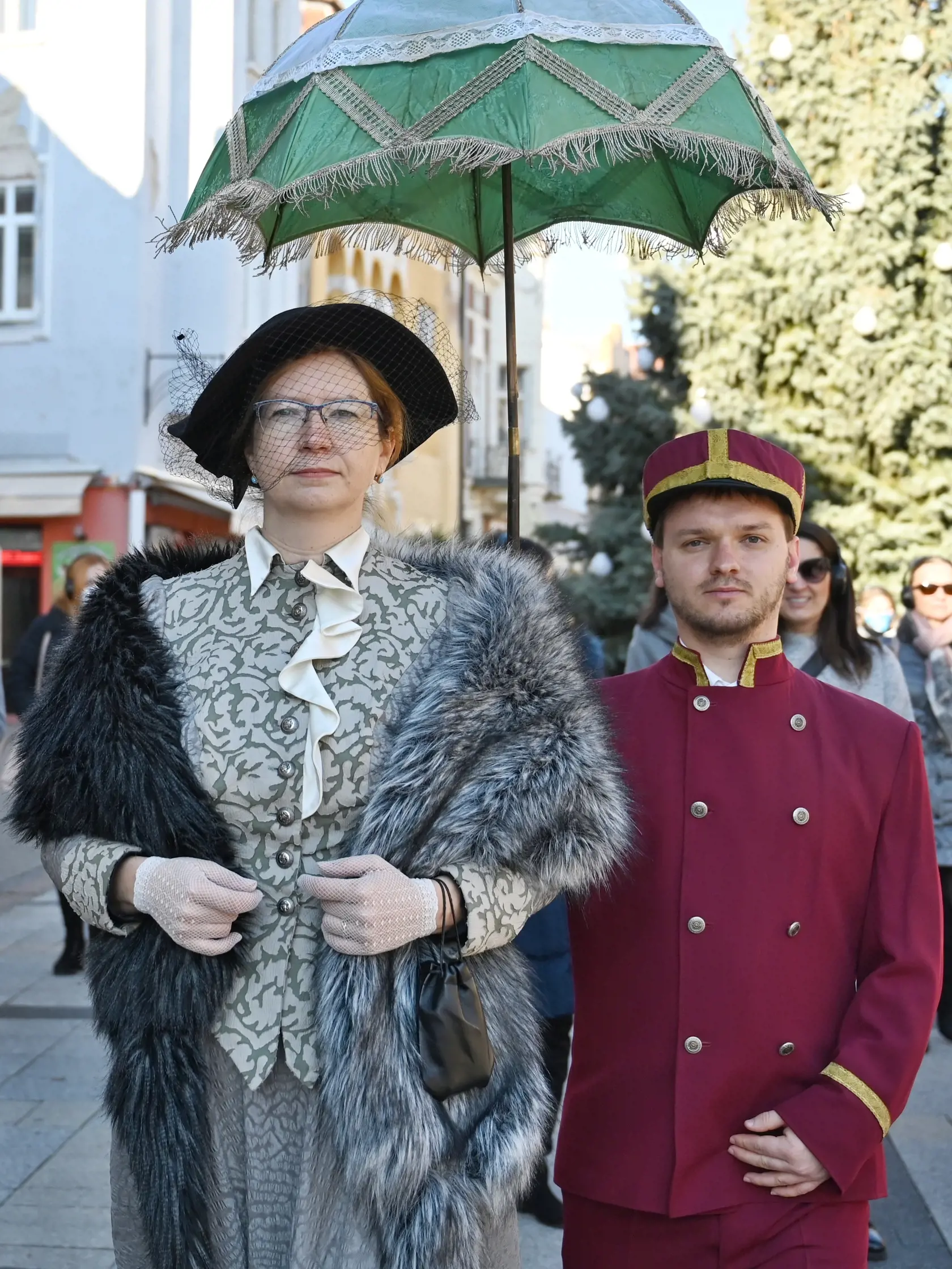 Zážitková prehliadka mestom Piešťany podľa Wintera! Návštevníci so slúchadlami na ušiach vstúpili priamo do príbehu a pred očami im ožila doba architekta a a budovateľa piešťanských kúpeľov Ľudovíta Wintera. Na snímke divadelné predstavenie. Piešťany, 23. novembra 2021. FOTO TASR - Lukáš Grinaj