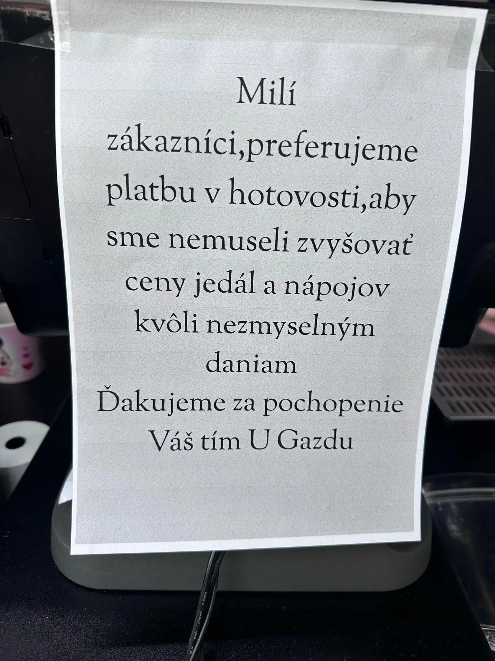 Reštaurácie a obchody prosia ľudí, aby platili hotovosťou!