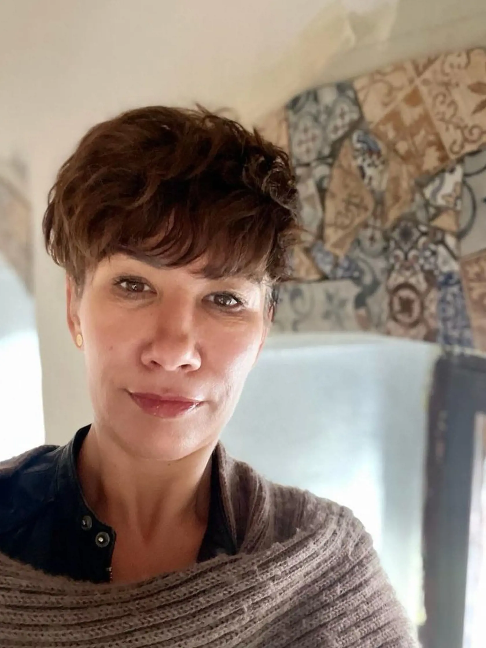 Europoslankyňa Lucia Ďuriš Nicholsonová sa realizovala na chalupe v Banskej Štiavnici: "Aha, aké mozaiky som vyrobila na chalupe. Ešte to musím vyšpárovať a hotovo. Teším sa z toho najviac."
