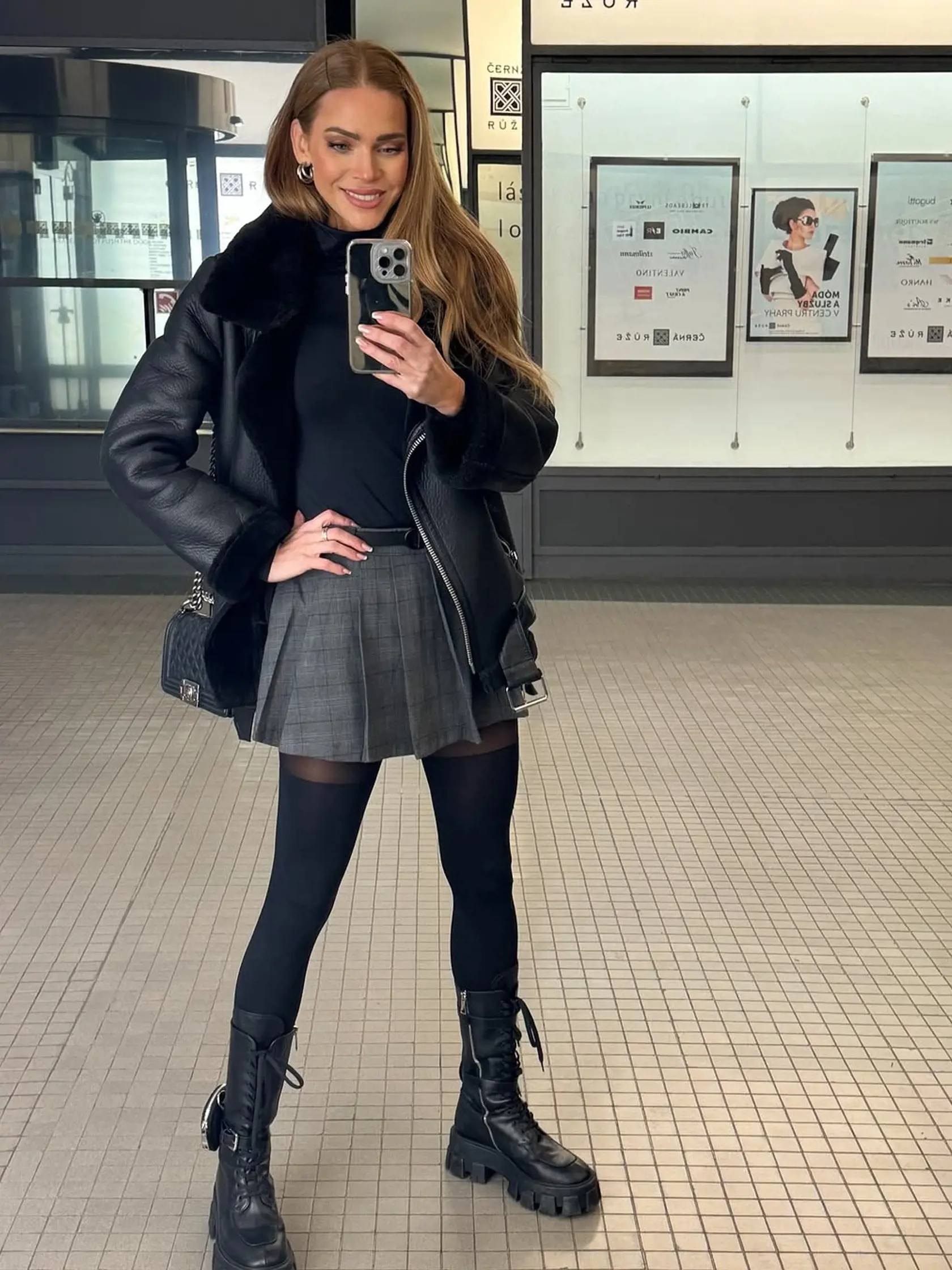 Andrea Verešová si trúfne na takéto outfity. Nuž, keď má stále postavu študentky, môže si to dovoliť!