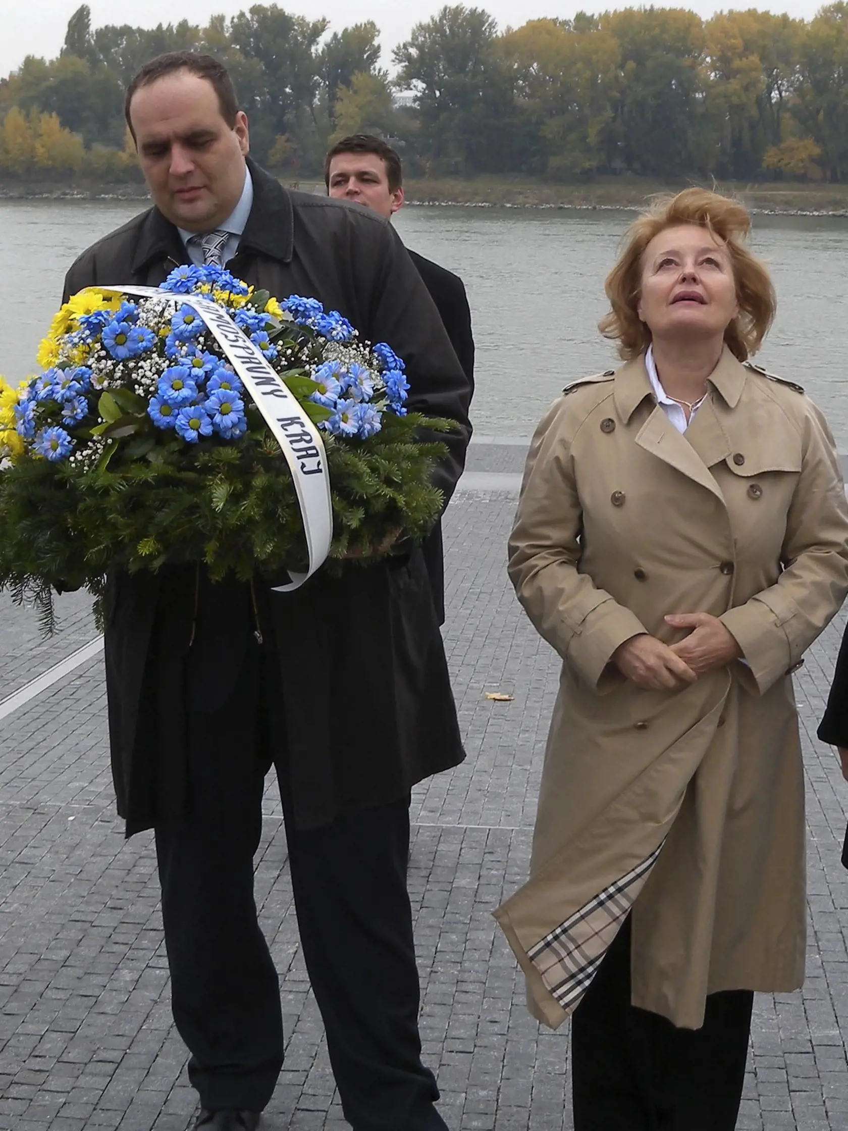 28. októbra 2011: Pamiatku M. R. Štefánika si prišli uctiť ku soche M. R. Štefánika pred SND aj predseda Bratislavského samosprávneho kraja Pavol Frešo a poslankyňa za SDKÚ-DS Magdaléna Vášaryová. 