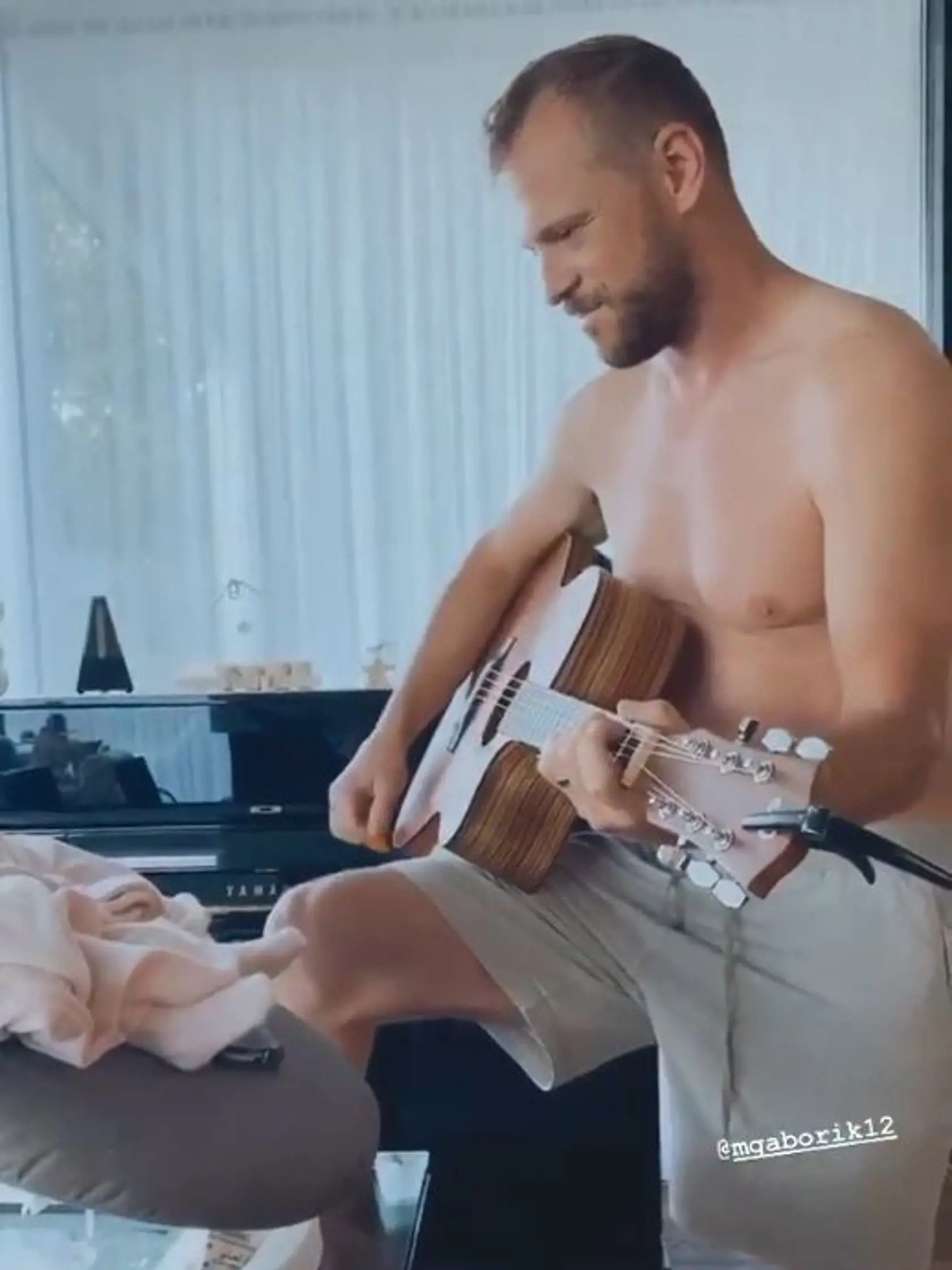 Fanúšikovia sa na instagrame mohli rozcítiť aj pri minikoncerte tatka Mariána pre Bellu, keď predviedol, že mu to nejde len s hokejkou, ale aj s gitarou.