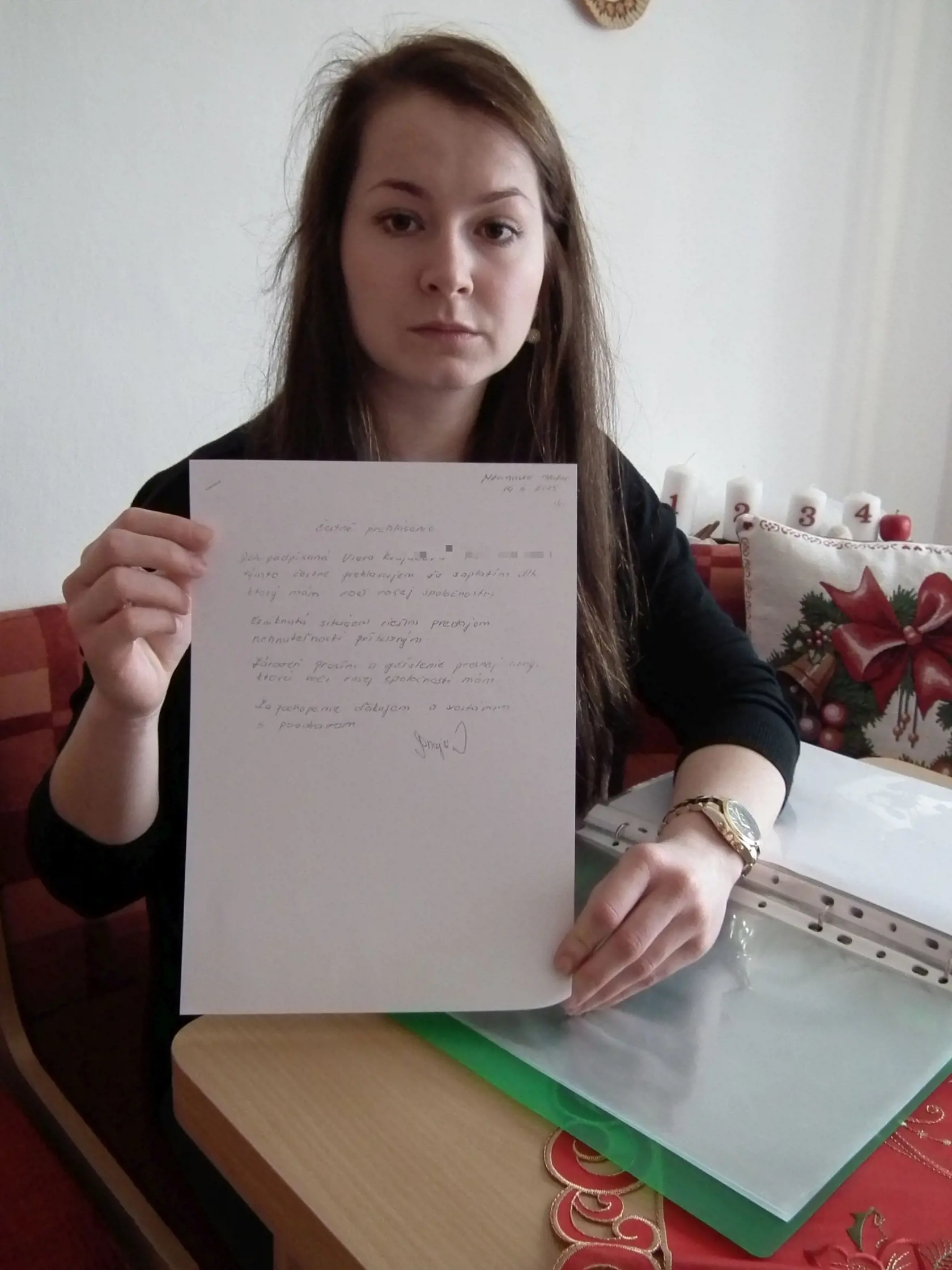 „V tomto Čestnom prehlásení sa bývalá majiteľka domu zaväzuje  jeho predajom splatiť všetky svoje podlžnosti,“ vraví Lenka držiac v rukách doklad, ktorý zrejme tiež zostal len zdrapom papiera.