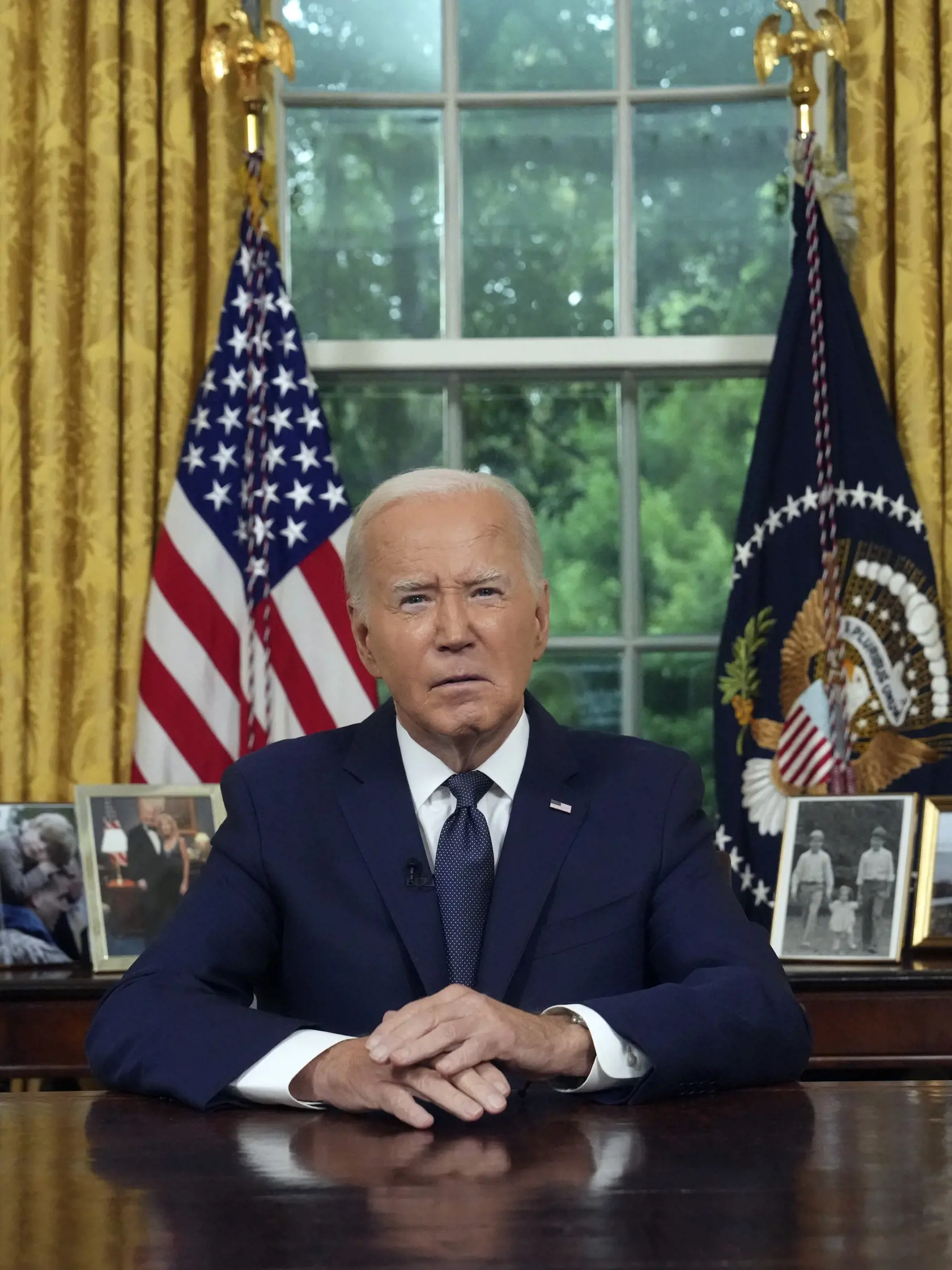 Americký prezident Joe Biden hovorí k národu z Oválnej pracovne Bieleho domu o pokuse o atentát na republikánskeho prezidentského kandidáta a bývalého prezidenta Donalda Trumpa na predvolebnom mítingu v Pensylvánii, 14. júla 2024 vo Washingtone. Americký prezident Joe Biden vo svojom televíznom príhovore vyhlásil, že "nesmieme, nemôžeme vykročiť na cestu politického násilia" po tom, čo jeho vyzývateľ Donald Trump v sobotu prežil atentát.