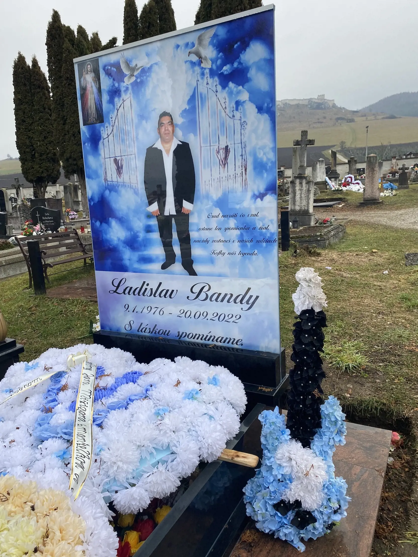 Hrob zosnulého obľúbeného rómskeho speváka zo Spiša Ladislava Bandyho (†46) alias Kokyho sa od iných honosných rómskych hrobov líši. Jeho je farebný!
