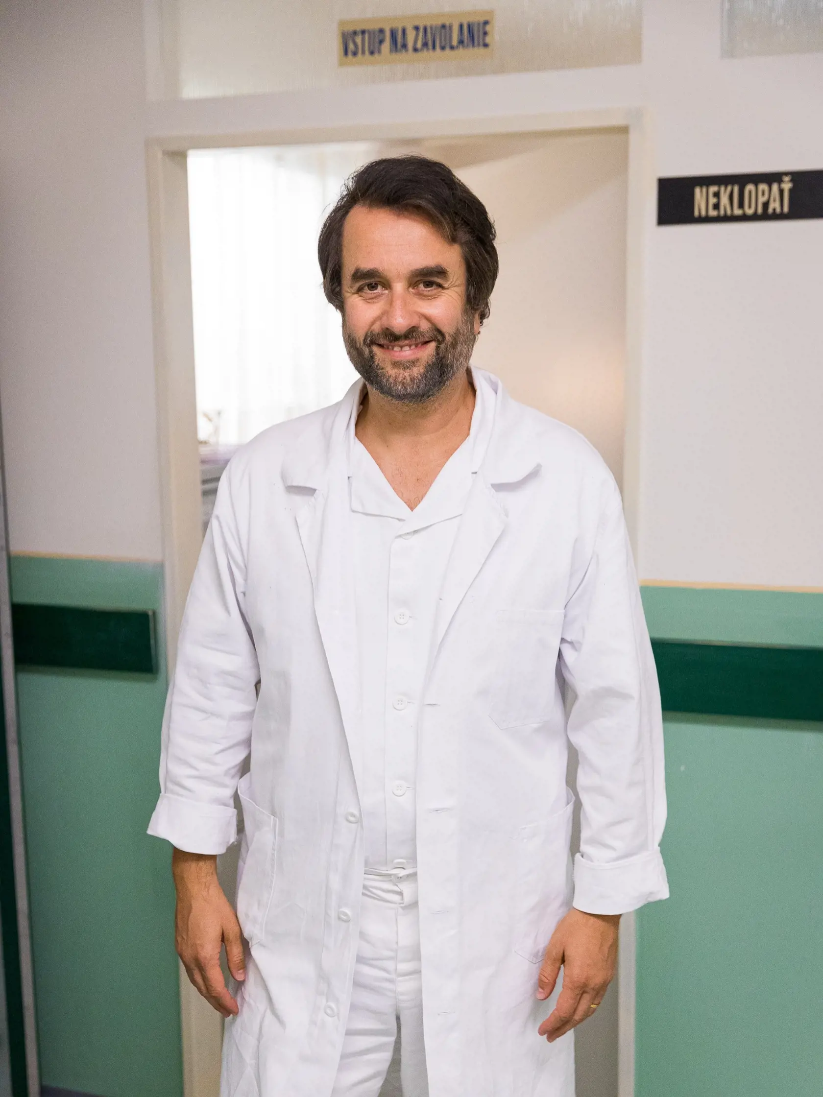 Vlado Kobielsky ako primár oddelenia detskej chirurgie Roman Bartoš v retro novinke Sľub.