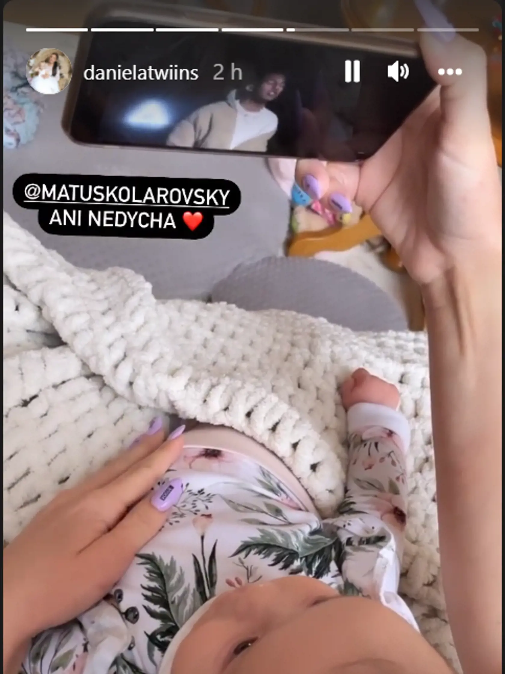 Malá Nea pozoruje klip Matúša Kolárovského.