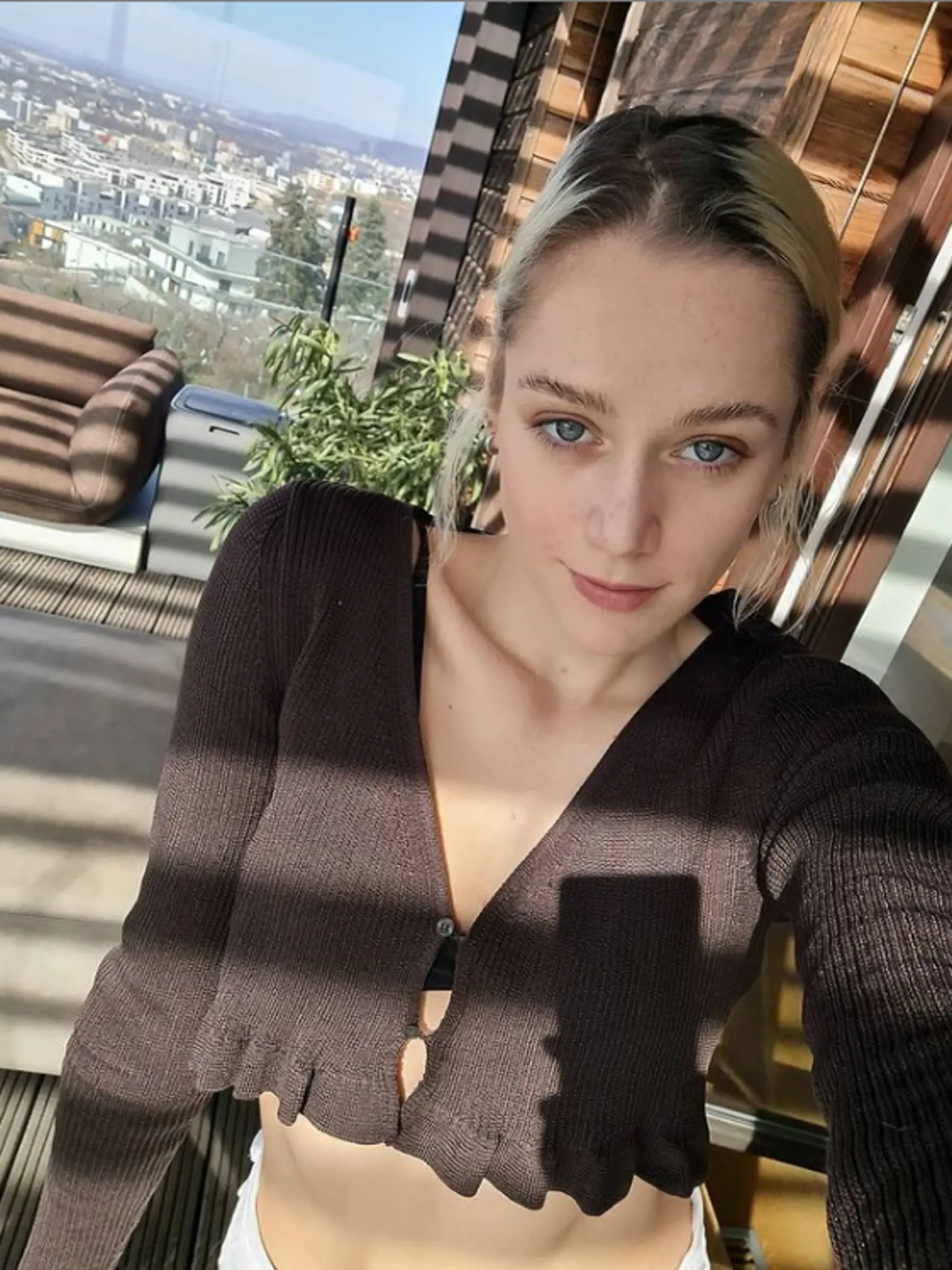 Emma Drobná má dokonale štíhlu postavu. Tento sexi svetrík ešte viac zvýraznil jej ploché bruško. A ukázala aj kúsok zo svojho hniezdočka, tá terasa nemá chybu!