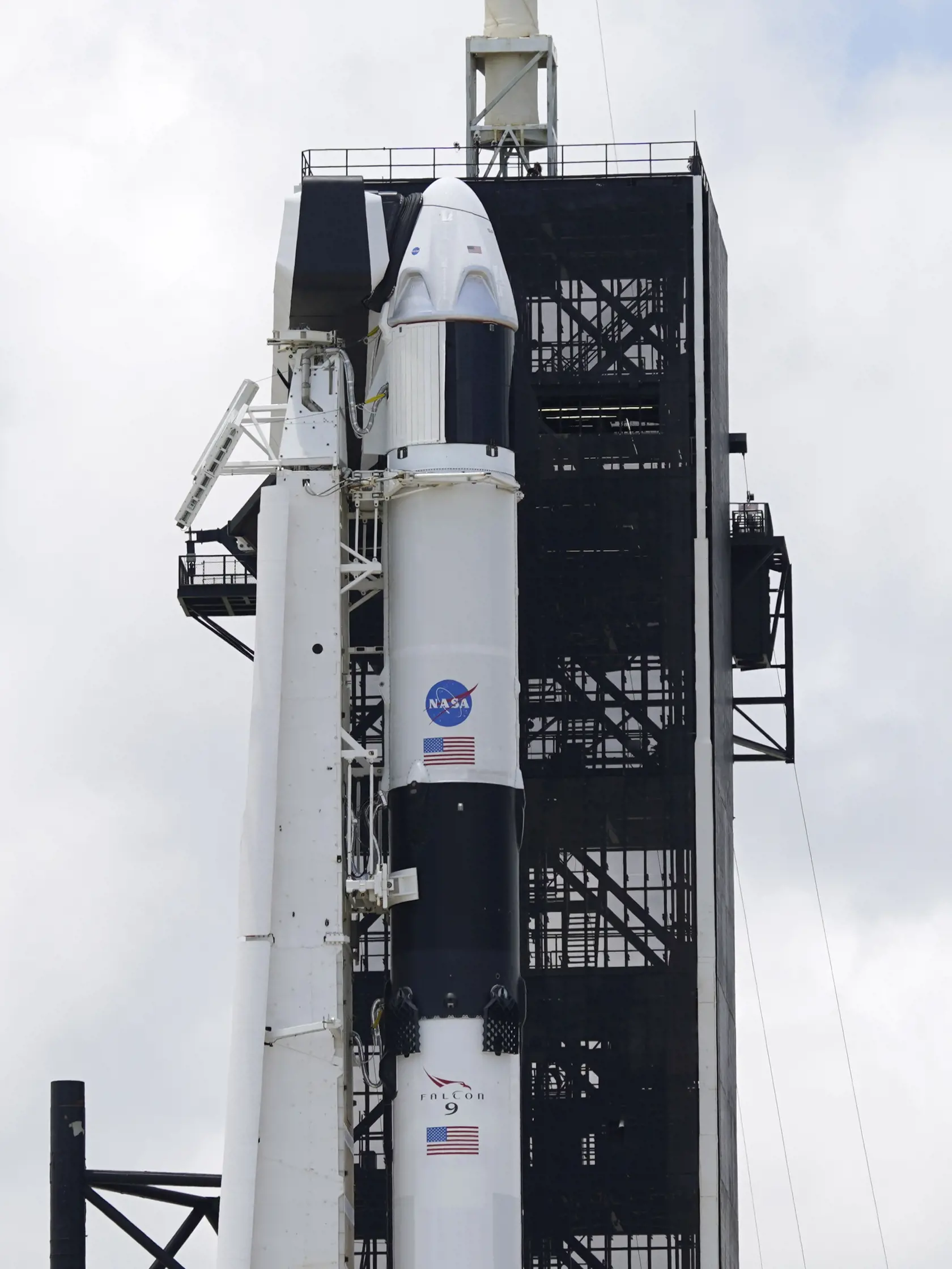 Spoločnosť SpaceX pokračuje v prípravách na plánovaný sobotňajší štart rakety Falcon 9, ktorá na Medzinárodnú vesmírnu stanicu (ISS) po prvý raz povezie aj ľudskú posádku.