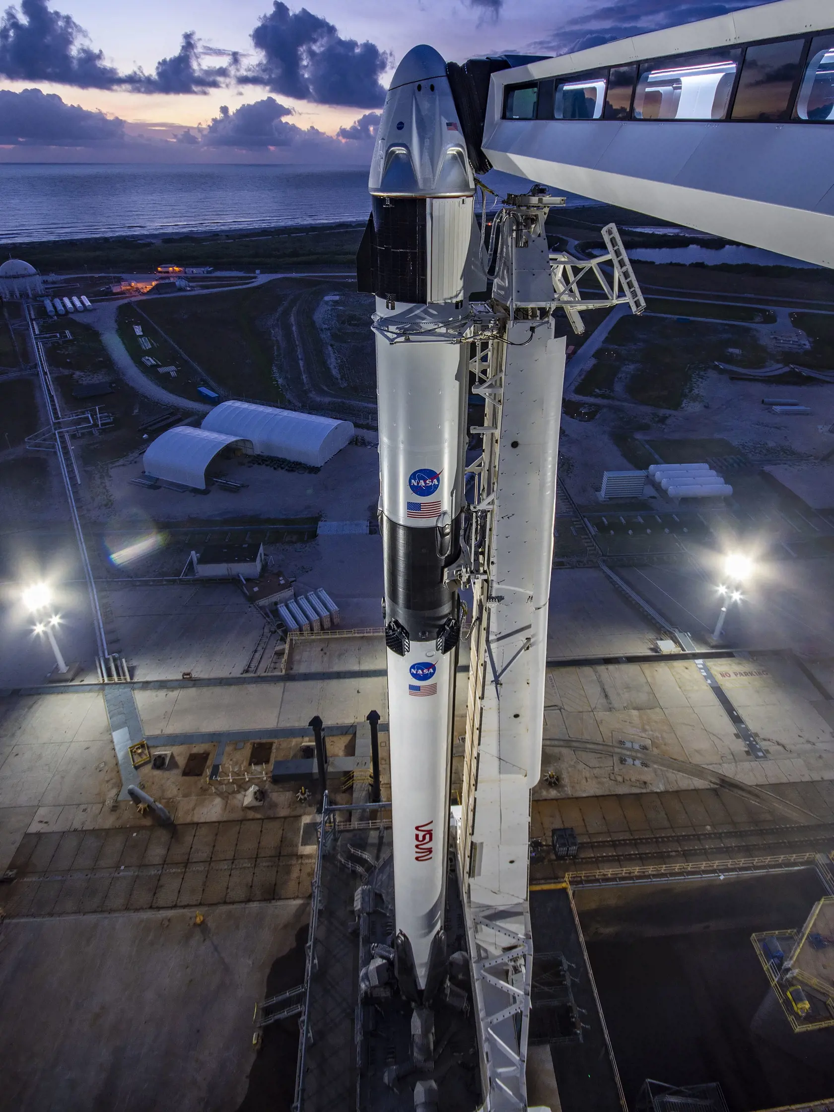 Štart rakety Falcon 9 s vesmírnou loďou Crew Dragon je naplánovaný z Kennedyho vesmírneho strediska na Floride na sobotu večer (21.22 h SELČ).