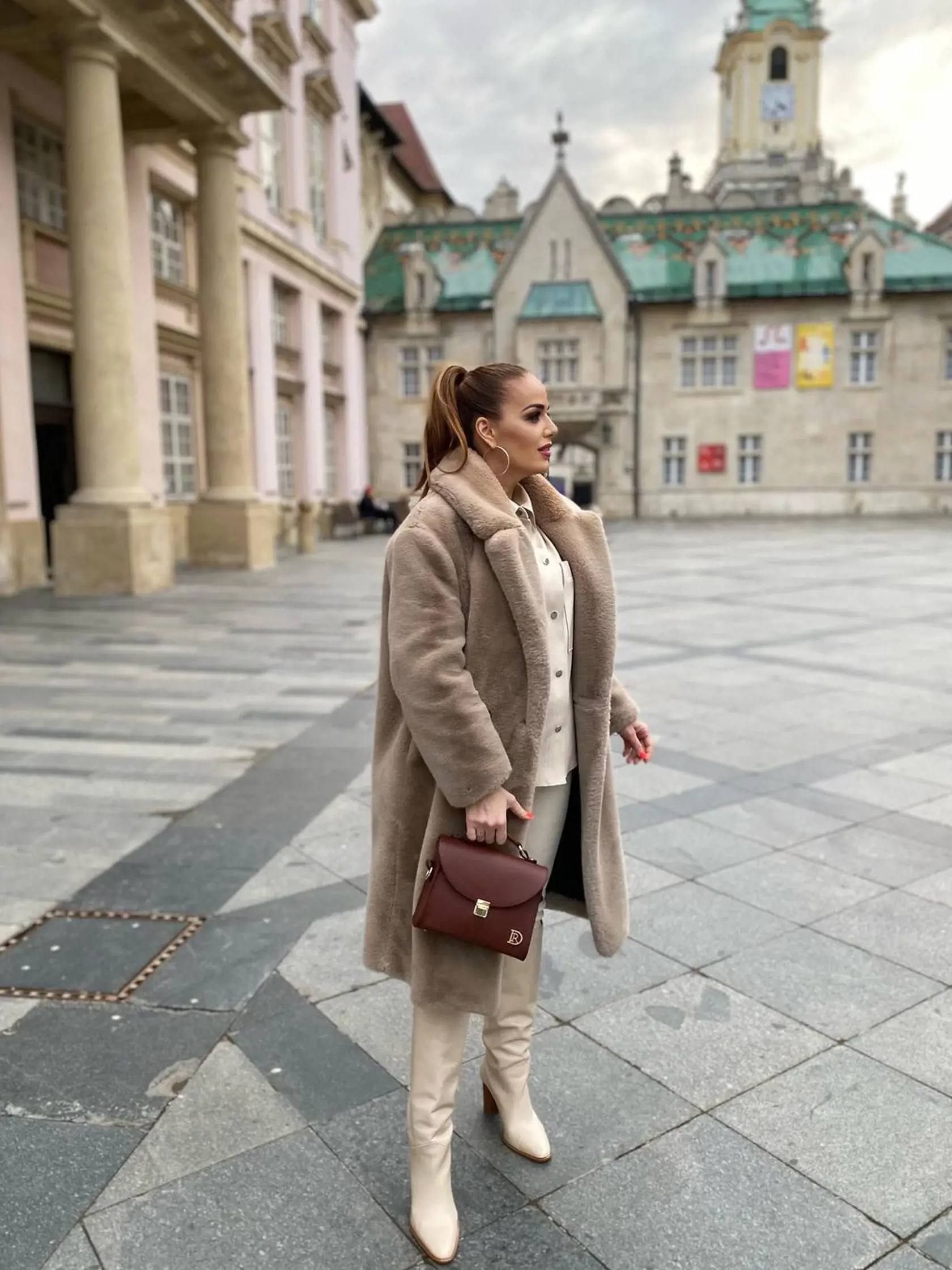Karin Haydu v nádhernom béžovom outfite.