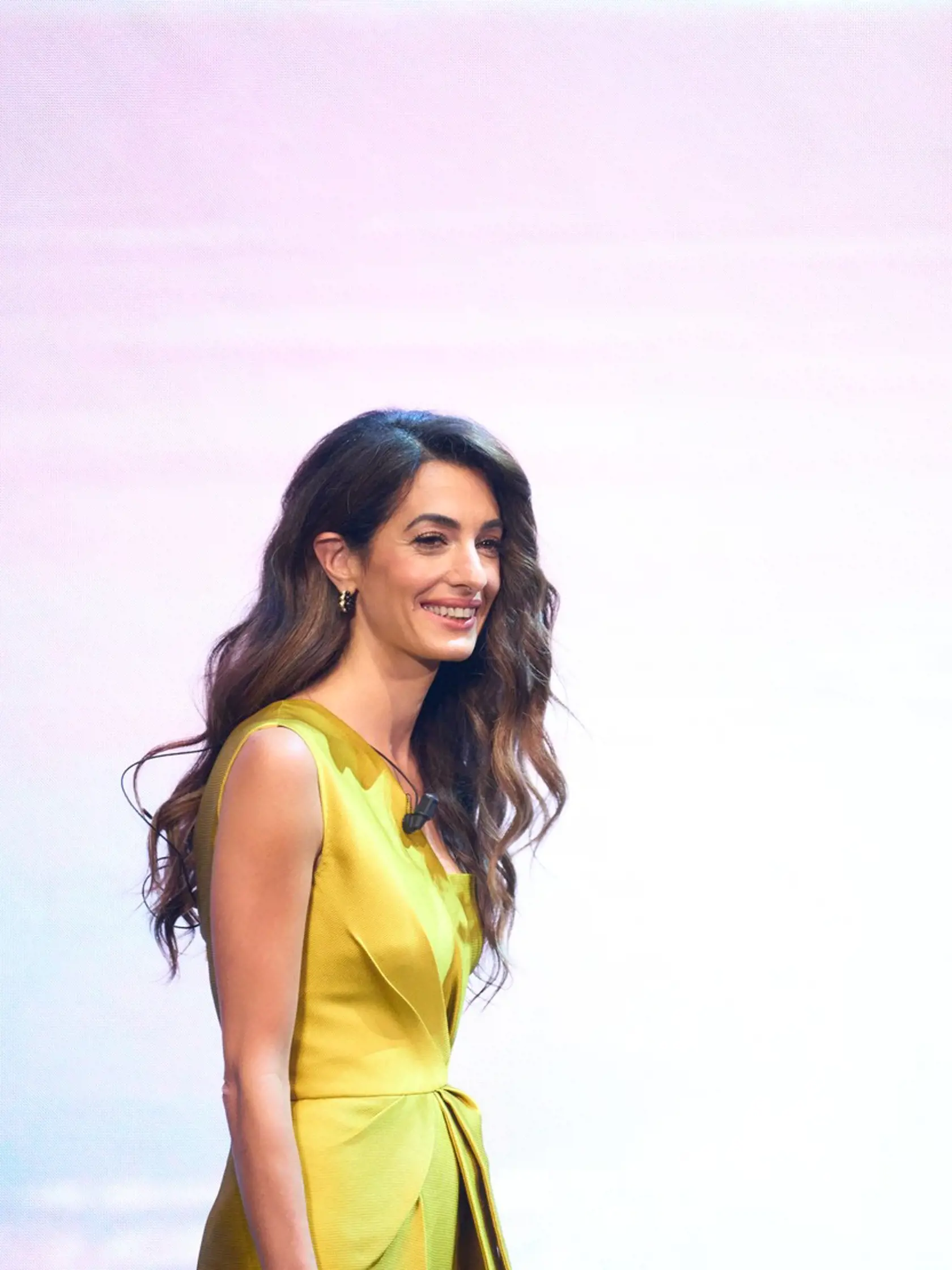 Amal Clooney oslnila v saténovom overale