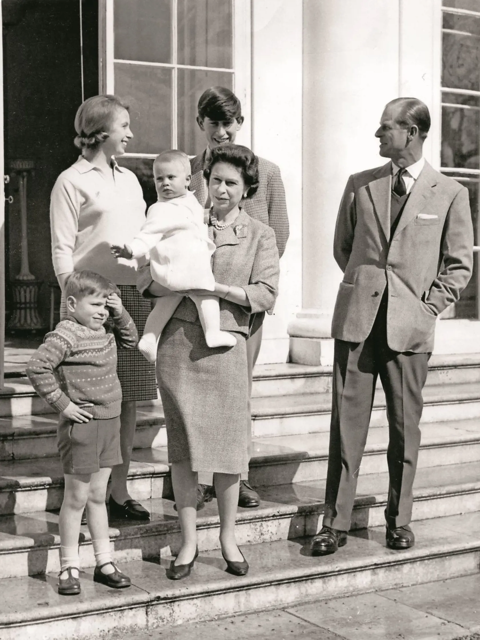 RODINA NA PRVOM MIESTE
Kráľovná Alžbeta a princ Philip
s deťmi - Charlesom, Anne,
Andrewom a Edwardom.
