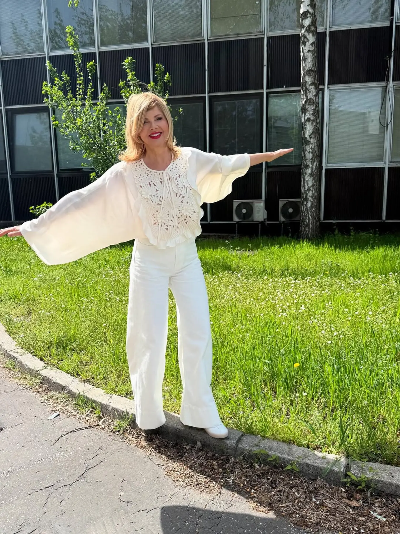 Soňa Müllerová predviedla nádhernú kombináciu krémovej bohémskej blúzky a širokých bielych džínsov. Výsledok je ležérne elegantný a veľmi šik!
