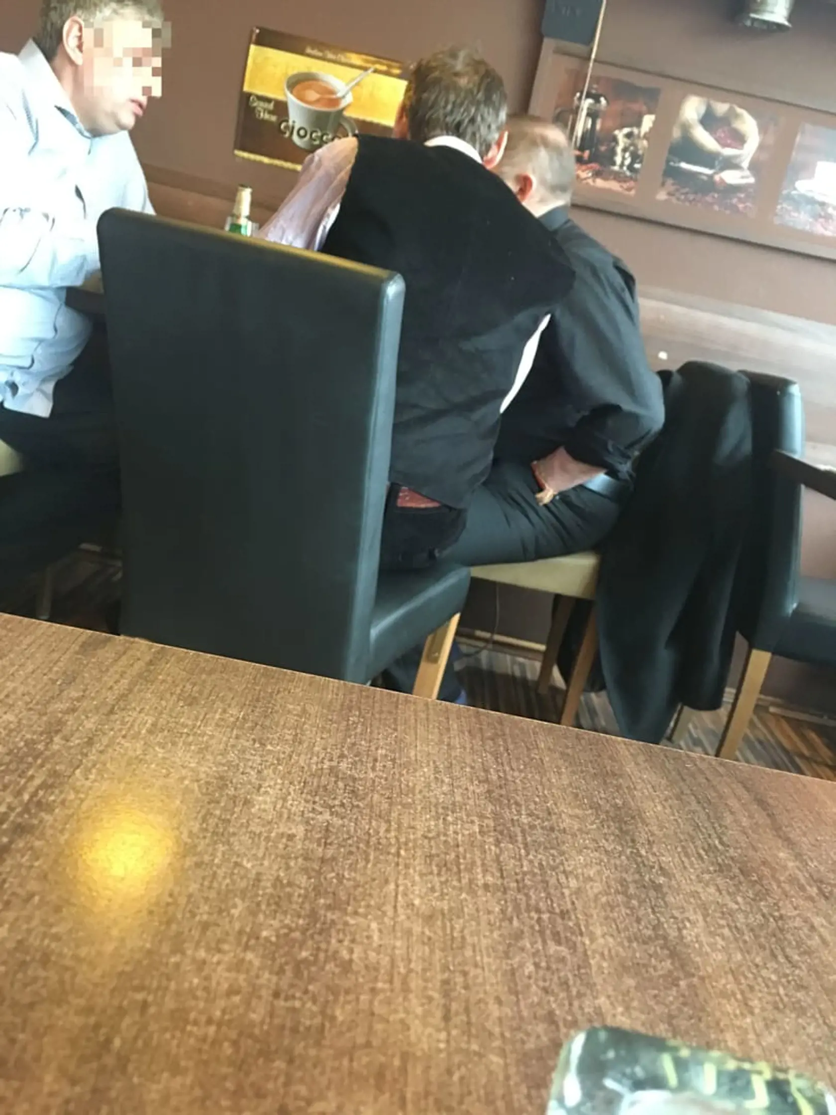 Expolitik sa vybral posedieť si pri pive.