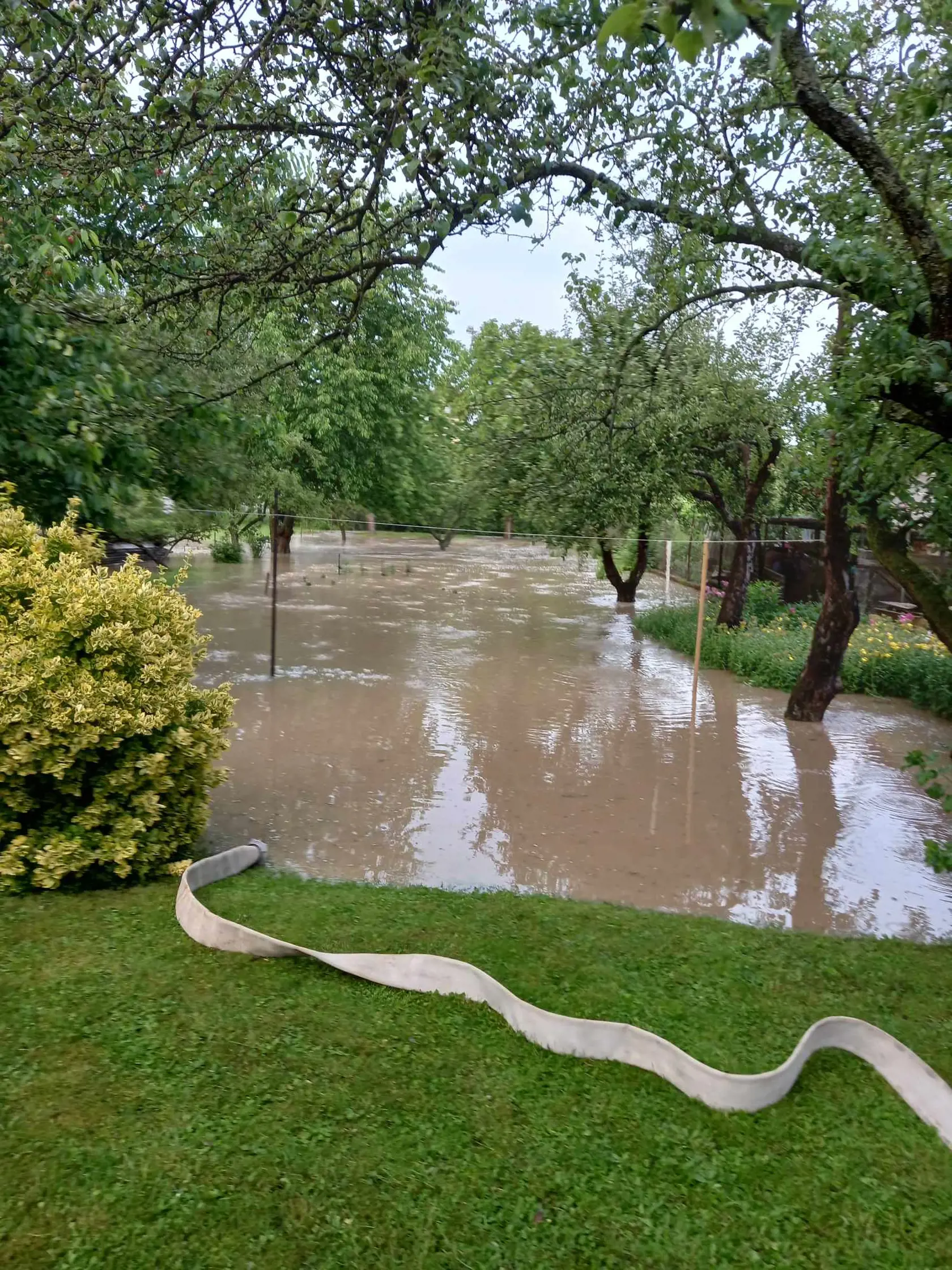 Silné búrky spôsobili záplavy v obci Svinná v Trenčianskom okrese.
