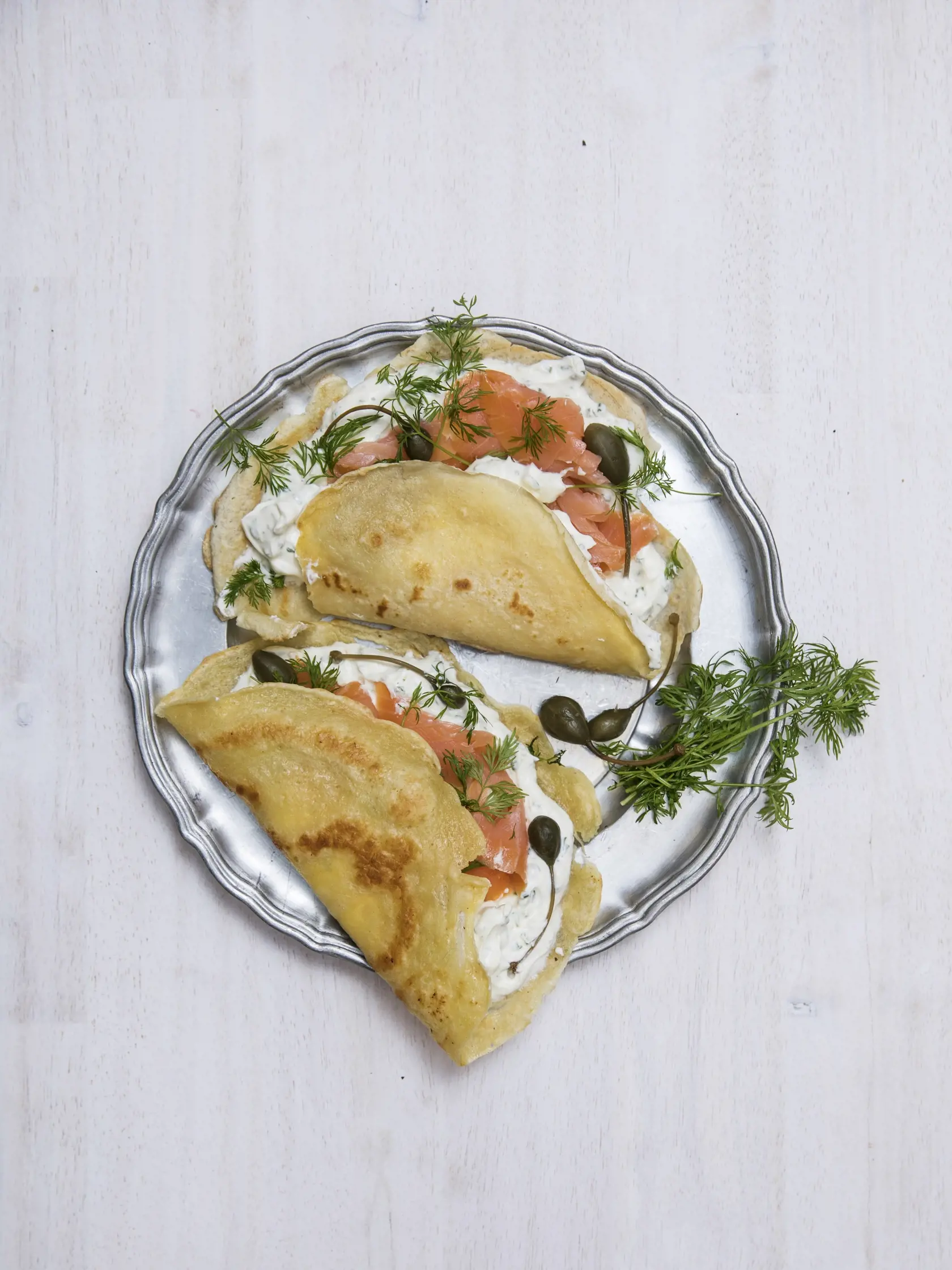 Palacinky naplňte plnkou, pridajte plátok lososa a ozdobte kaparami. Údeného lososa budete potrebovať asi 150 g.