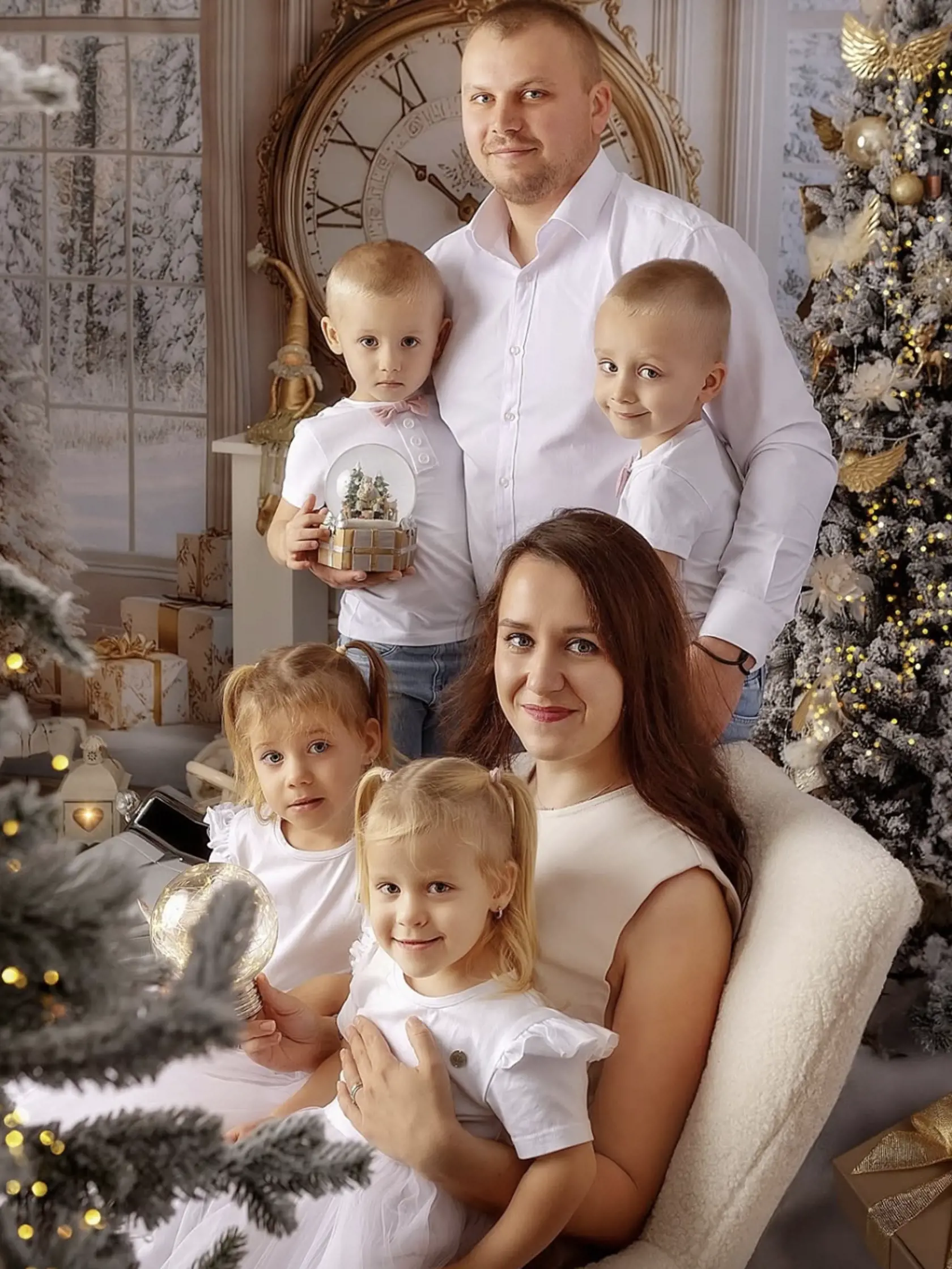 Túto spoločnú vianočnú fotografiu si zavesili v obývačke. 