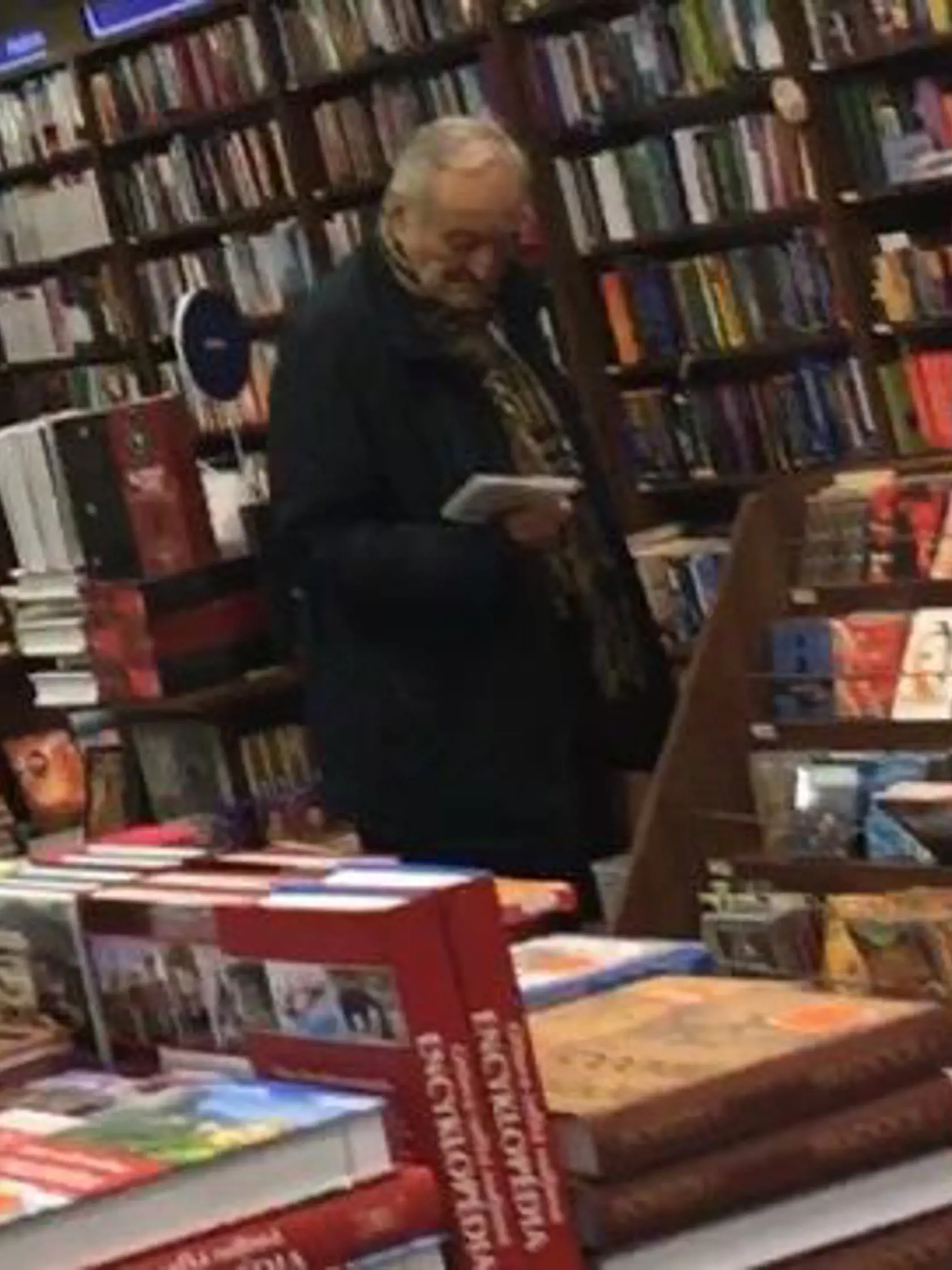 20.50 h 18. 1. 2017 BRATISLAVA: Milan Lasica vyberal v kníhkupectve darčeky pre vnučky.