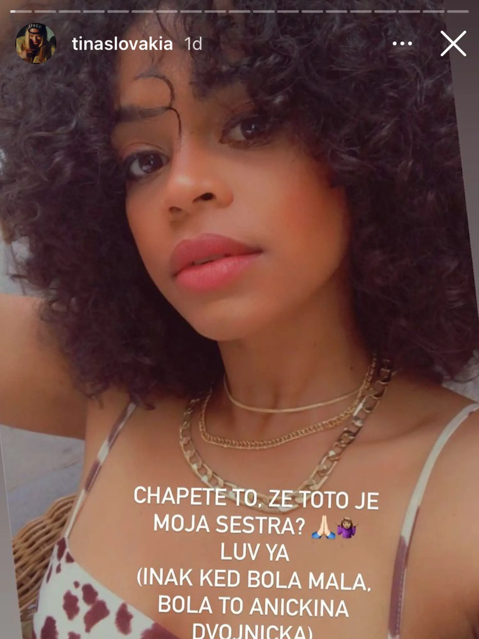Tina ukázala svoju nádhernú africkú sestru.