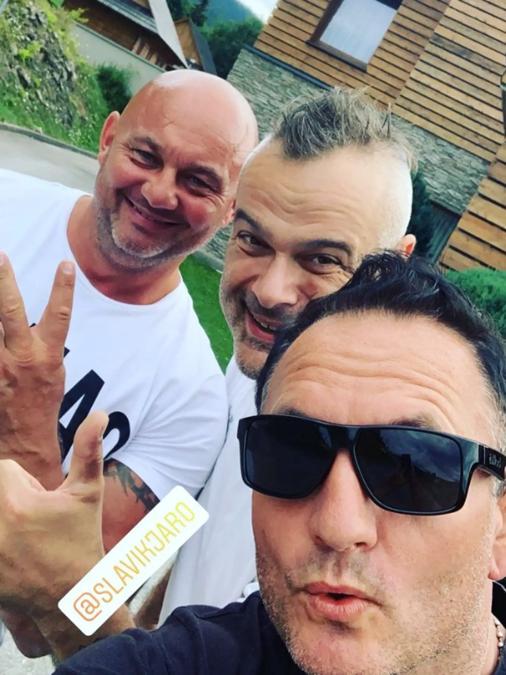 Miki s bratom Antonom alias Tonym a Jarom Slávikom. Miki sa dnes dal na biznis a na sociálnej sieti predáva hubu čagu sibírsku, ktorá má povesť prírodného posilňovača imunity.