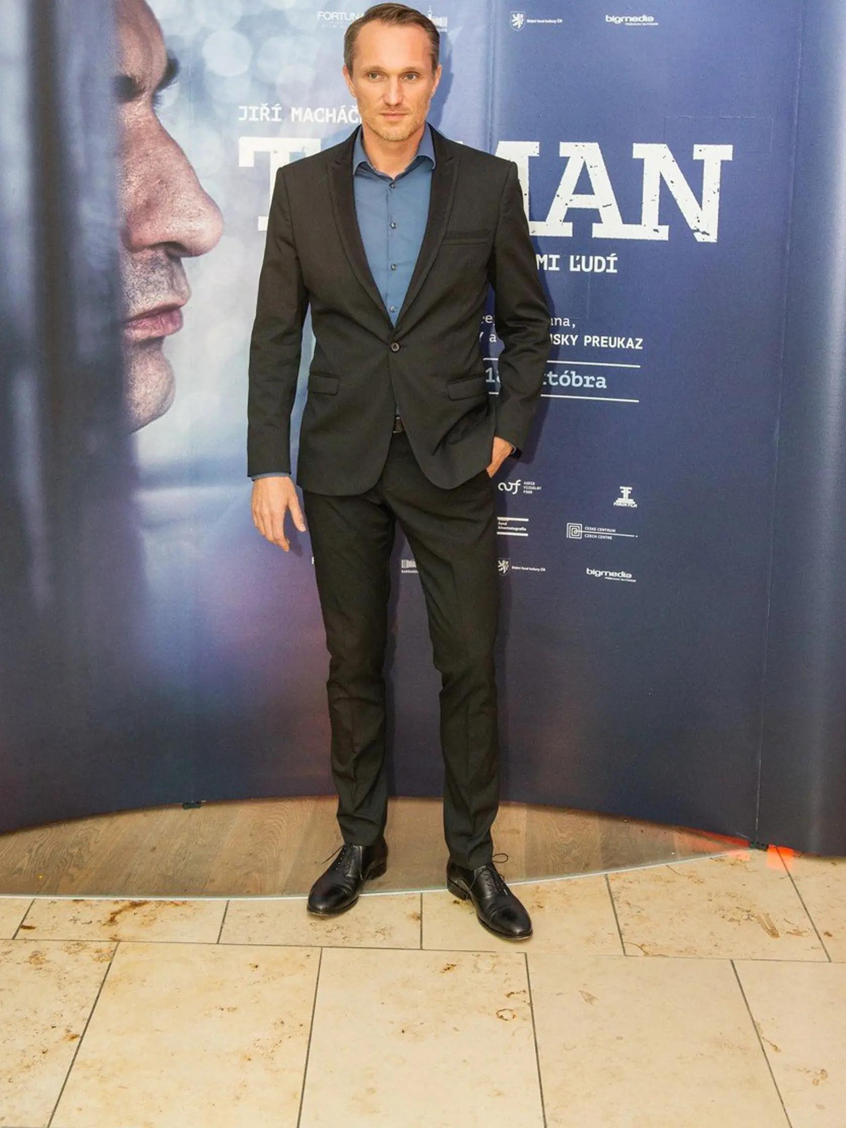 Marián Mitaš nie je jediný Slovák, ktorý sa objavil vo filme. Na utorkovú premiéru prišiel v štýlovom obleku tmavej farby.  