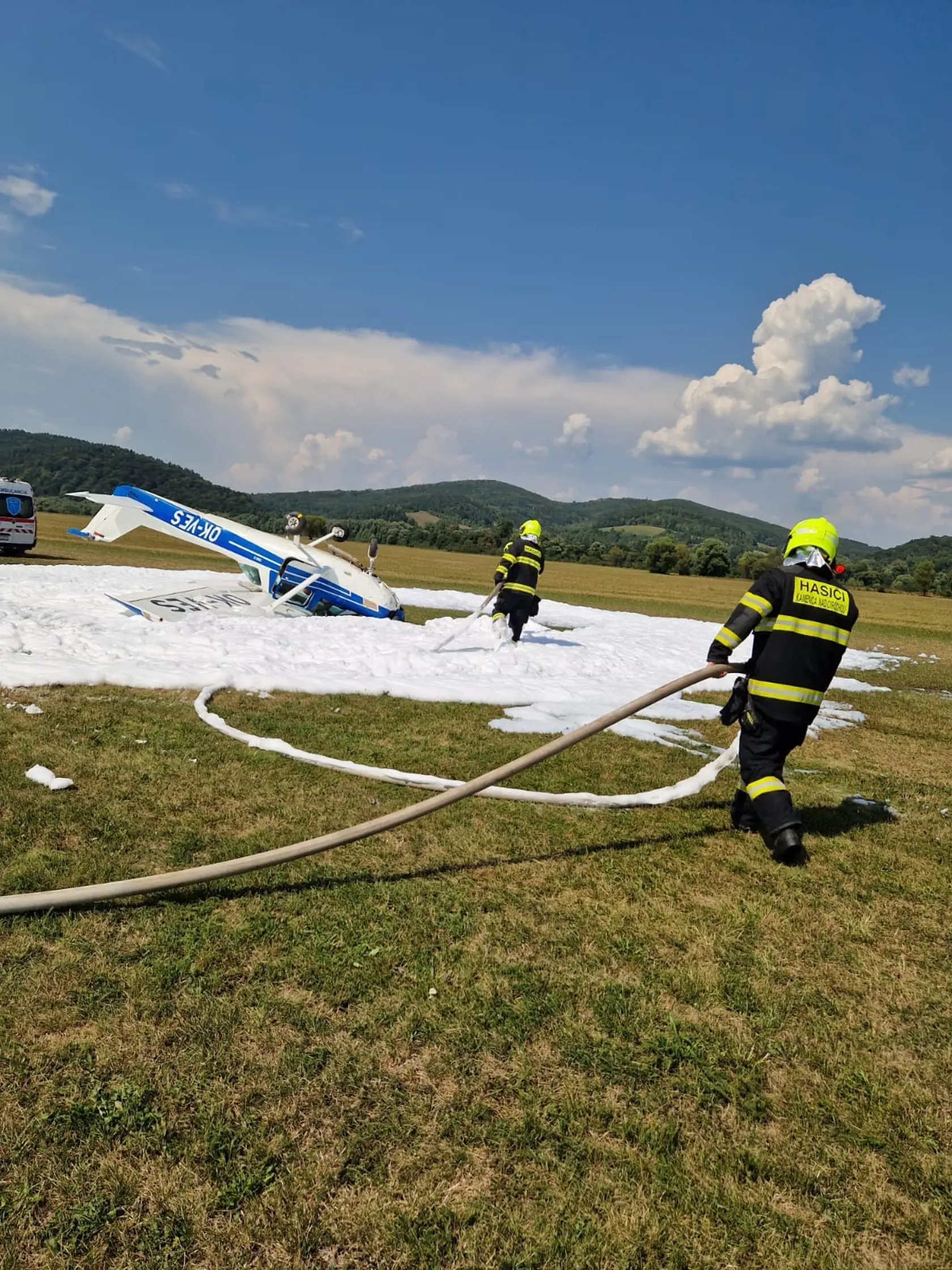 Pád lietadla v Kamenici nad Cirochou, v sobotu 17.8.2024. Na mieste zasahovali aj DHZ Kamenica nad Cirochou.
