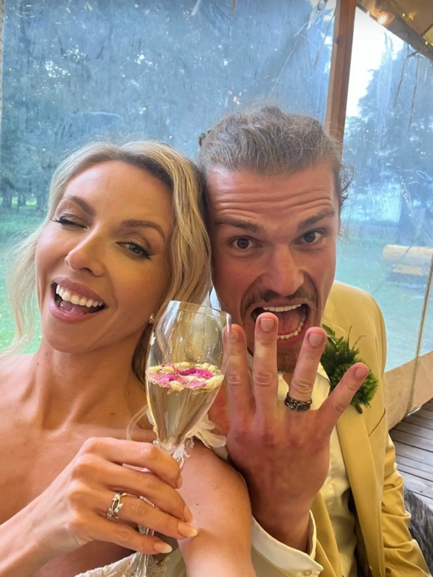 Janko a Claudia počas svojho svadobného dňa. Prstene si navrhli sami. 