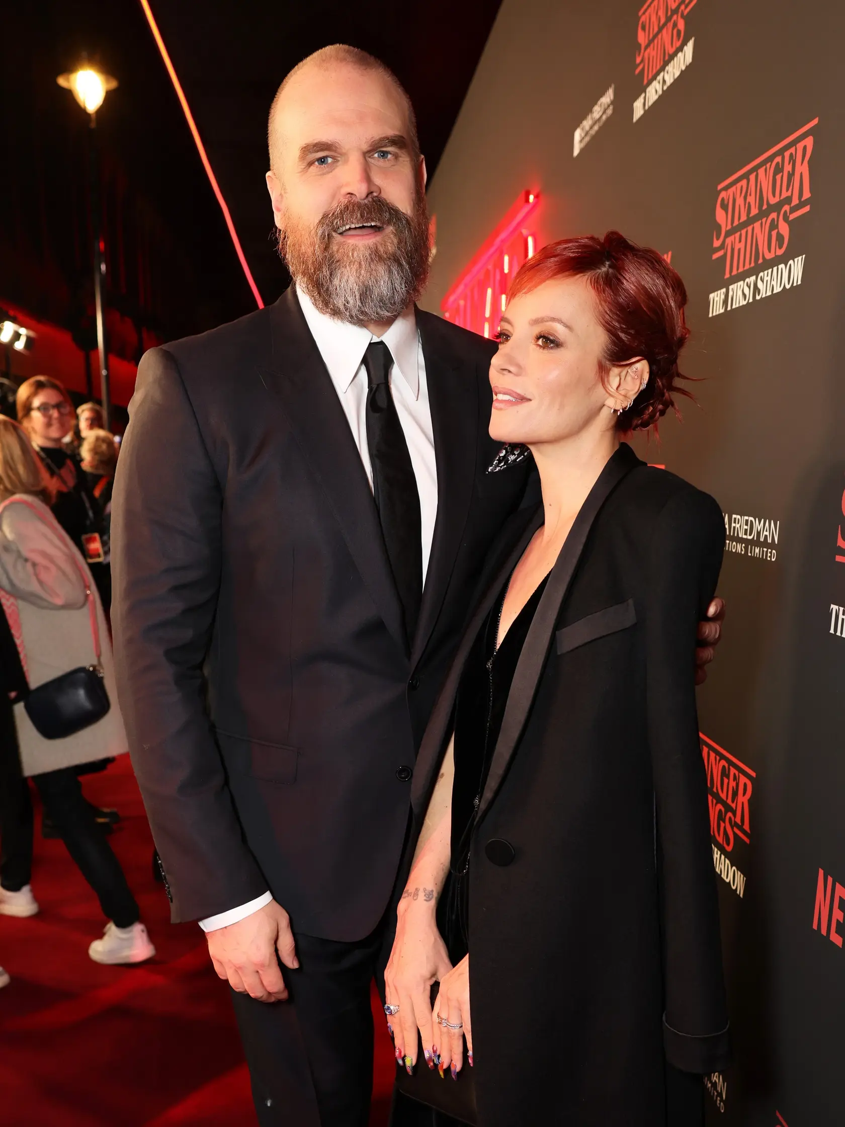 Speváčka Lily Allen a herec David Harbour sa rozvádzajú.
