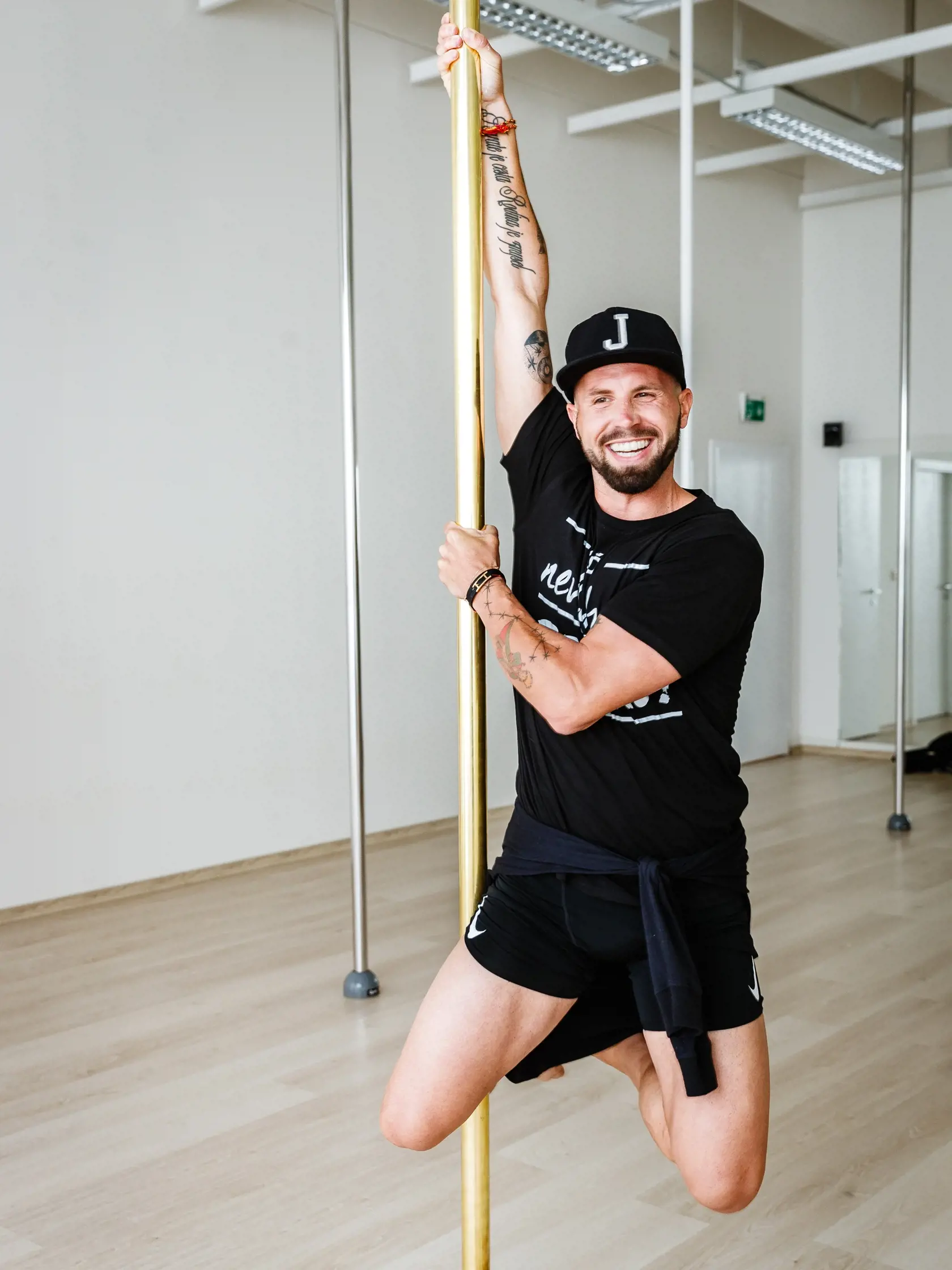Fitness tréner Jany Landl absolvoval v rámci výzvy od komičky Evy Kramerovej (Evelyn) tréning pole dance pod vedením Niny Peráčkovej v bratislavskom štúdiu No limits.