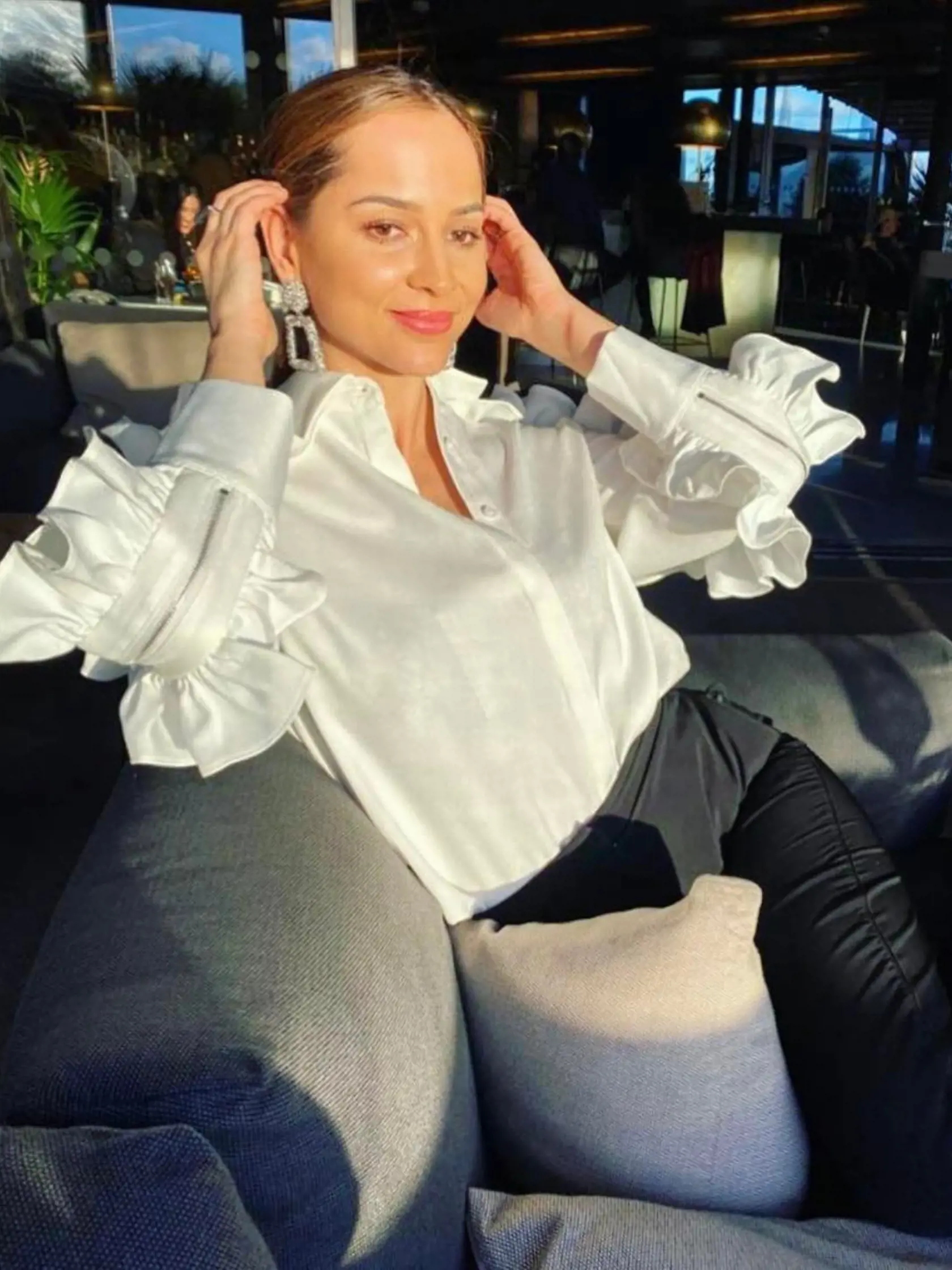 Veronika odišla do Dubaja z Londýna, kde pracovala na pozícii obchodnej riaditeľky pre Južnú a Strednú Európu. Keďže pre pandémiu Londýn dosť “zosmutnel” a vytratil sa z neho život, začala cestovať do Dubaja, odkiaľ pracovala na diaľku. Keďže sa jej zapáčil, poobzerala sa po práci a veľmi rýchlo zistila, že trh s realitami tu bude napredovať stále viac a viac. Preto sa chopila príležitosti a našla si v tomto obore aj prácu.