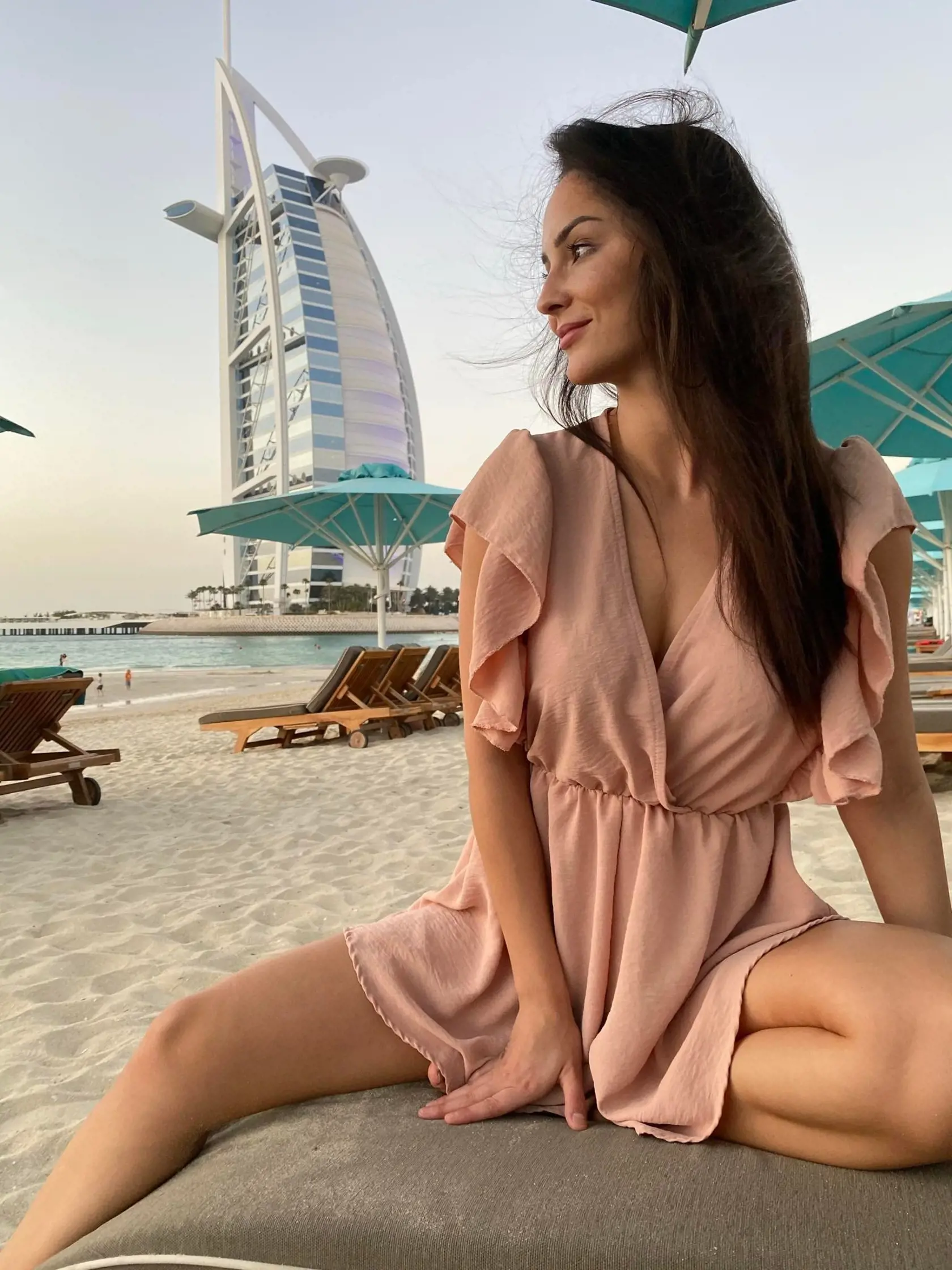 Veronika odišla do Dubaja z Londýna, kde pracovala na pozícii obchodnej riaditeľky pre Južnú a Strednú Európu. Keďže pre pandémiu Londýn dosť “zosmutnel” a vytratil sa z neho život, začala cestovať do Dubaja, odkiaľ pracovala na diaľku. Keďže sa jej zapáčil, poobzerala sa po práci a veľmi rýchlo zistila, že trh s realitami tu bude napredovať stále viac a viac. Preto sa chopila príležitosti a našla si v tomto obore aj prácu.