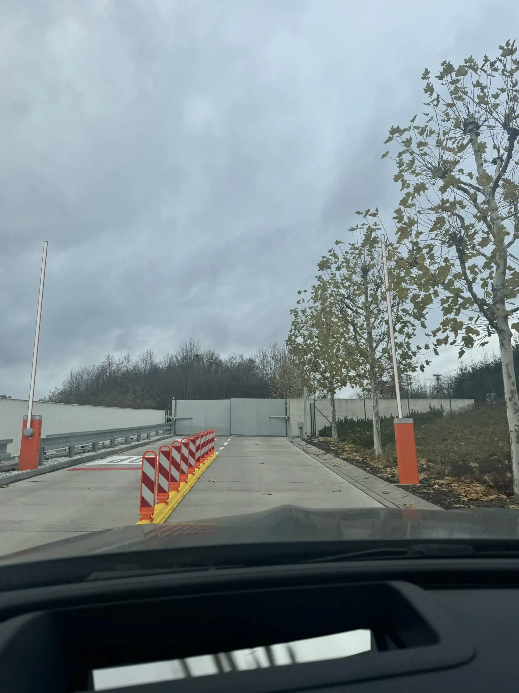 Rodičia si hneď utekali zobrať zo škôl svoje deti.